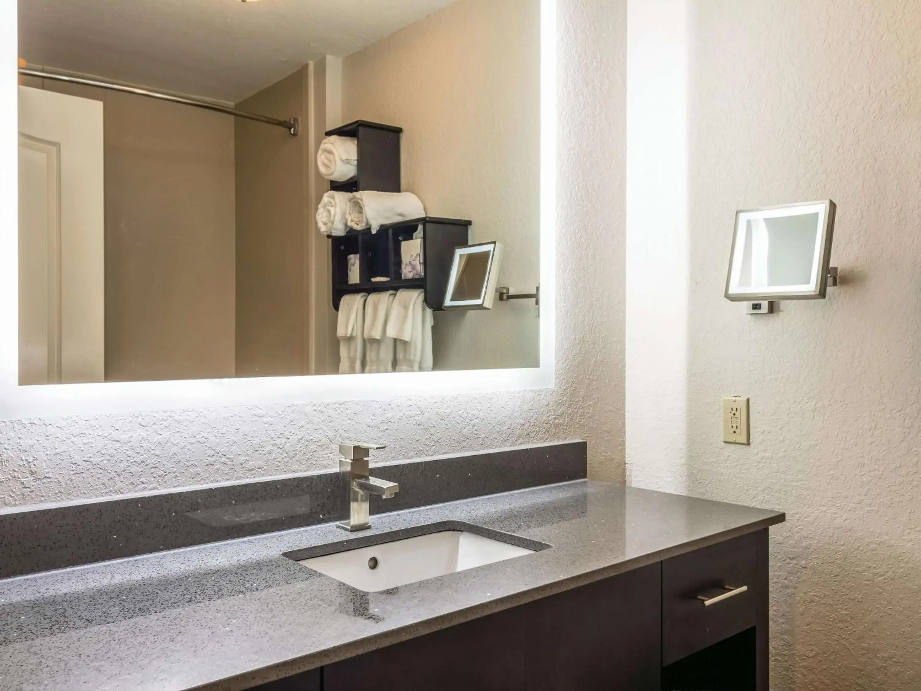 Photo of the whole room, Bathroom in La Quinta Inn & Suites by Wyndham Prattville