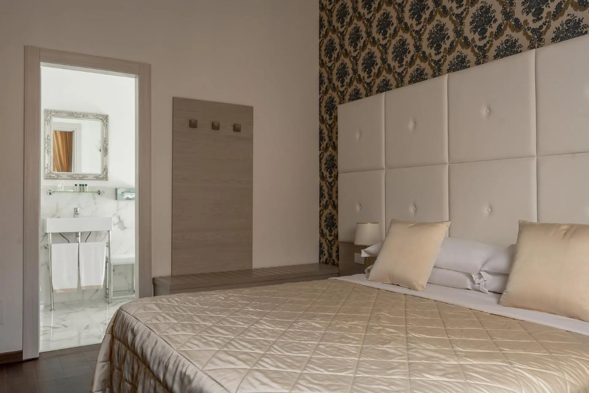 Bedroom, Bed in Albergo Rossini 1936 - Small & Charming