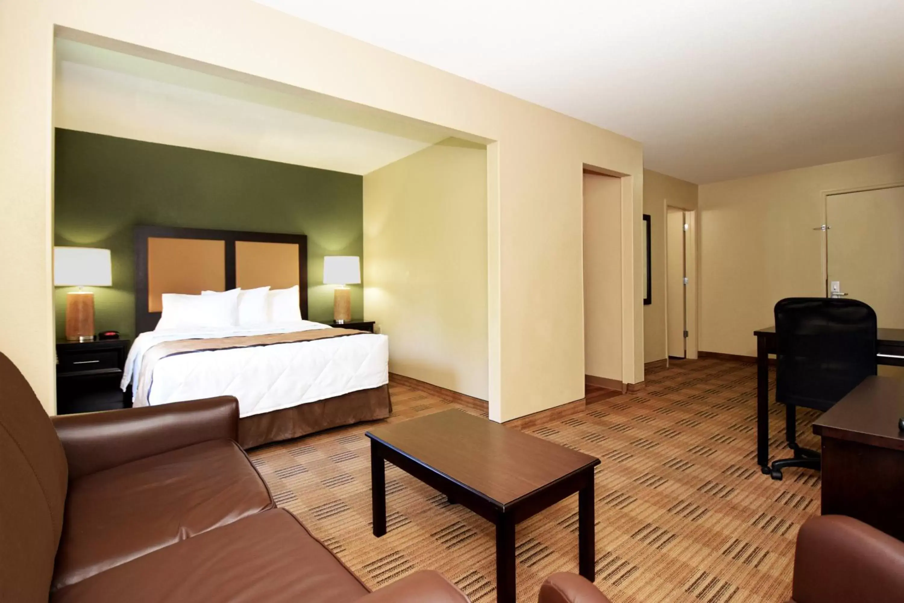 Seating area, TV/Entertainment Center in Extended Stay America Suites - Houston - Med. Ctr. - NRG Park - Kirby