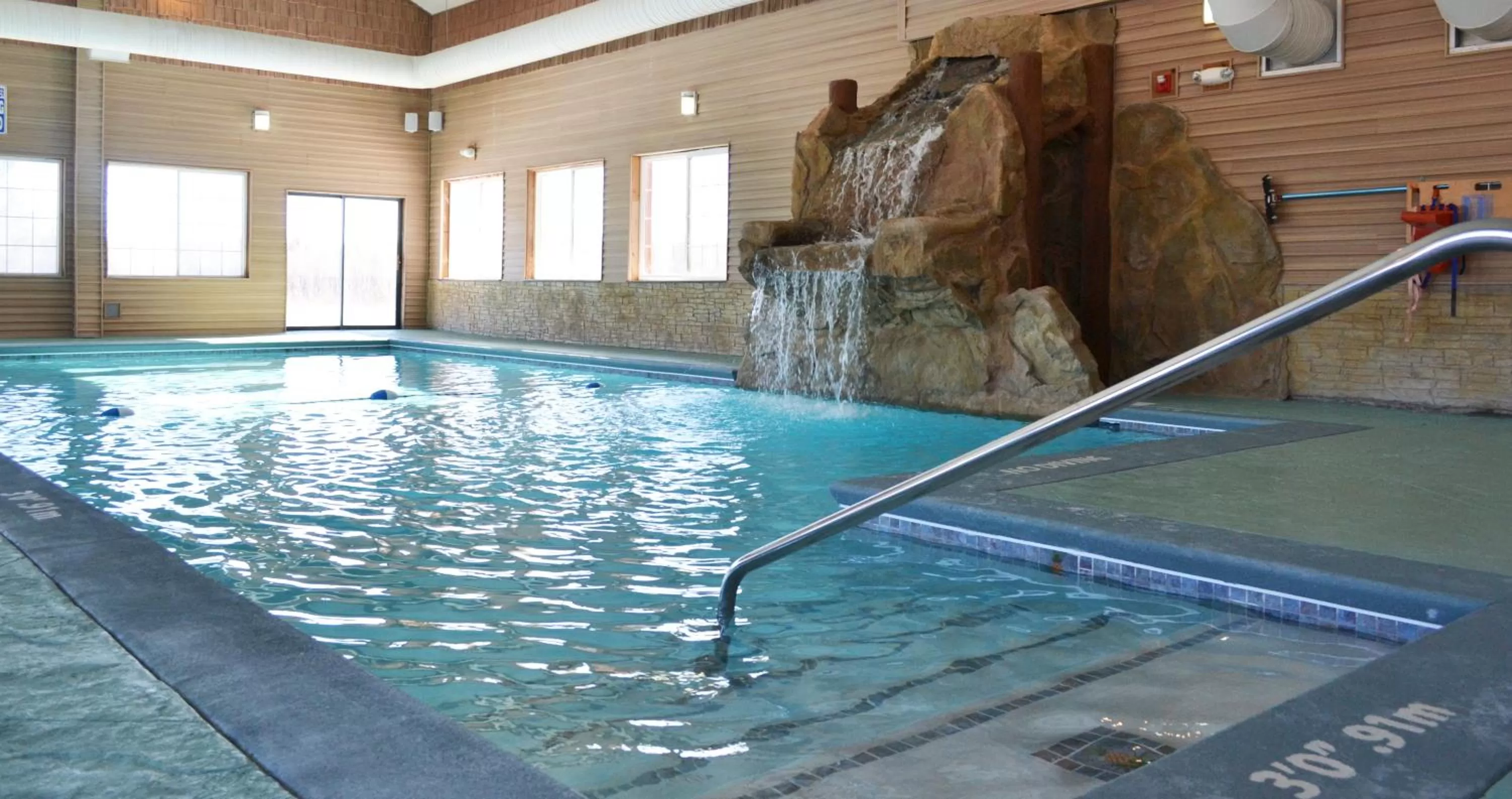 Swimming pool in Crooked River Lodge