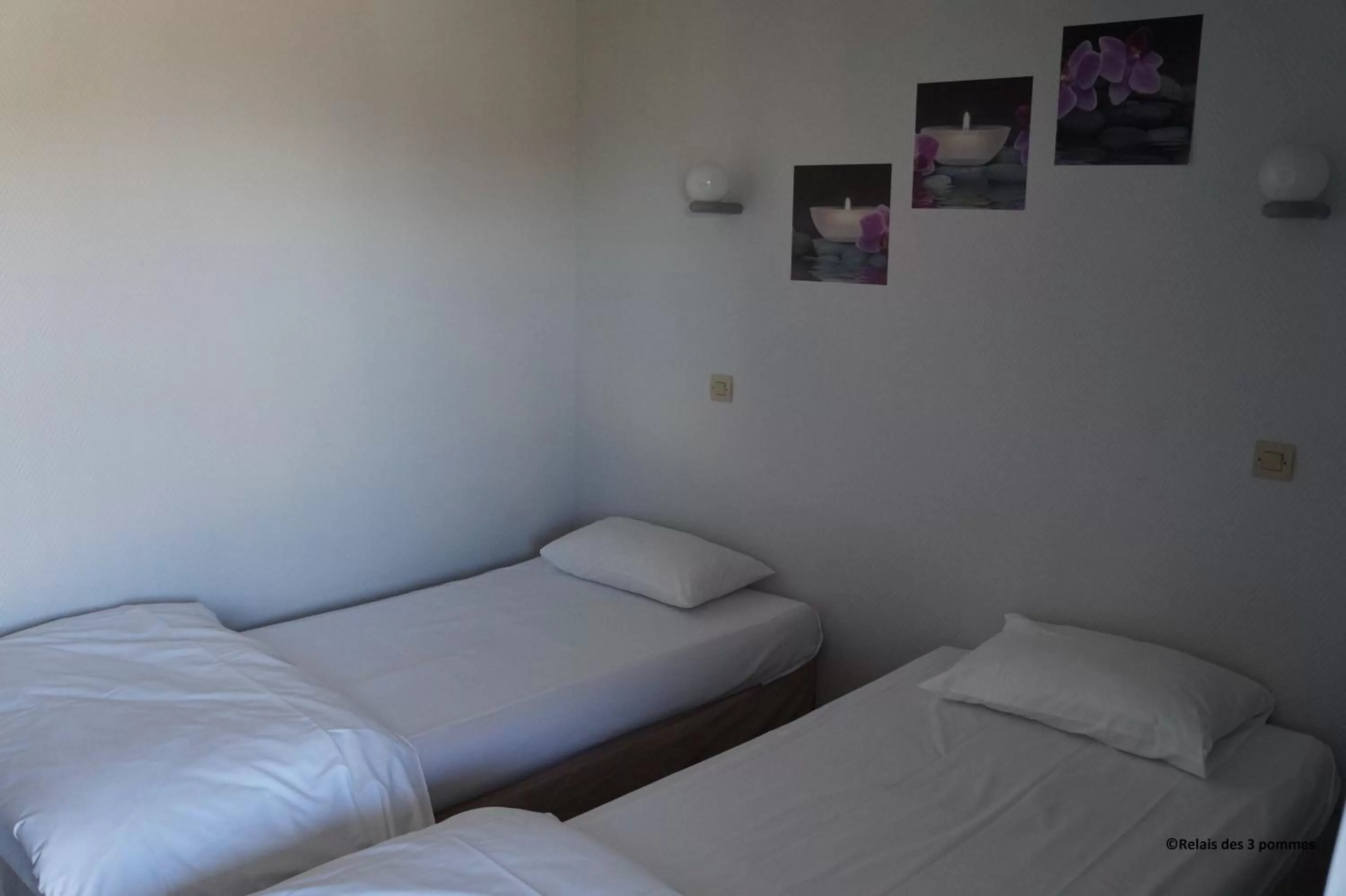 Bedroom in Relais des 3 Pommes