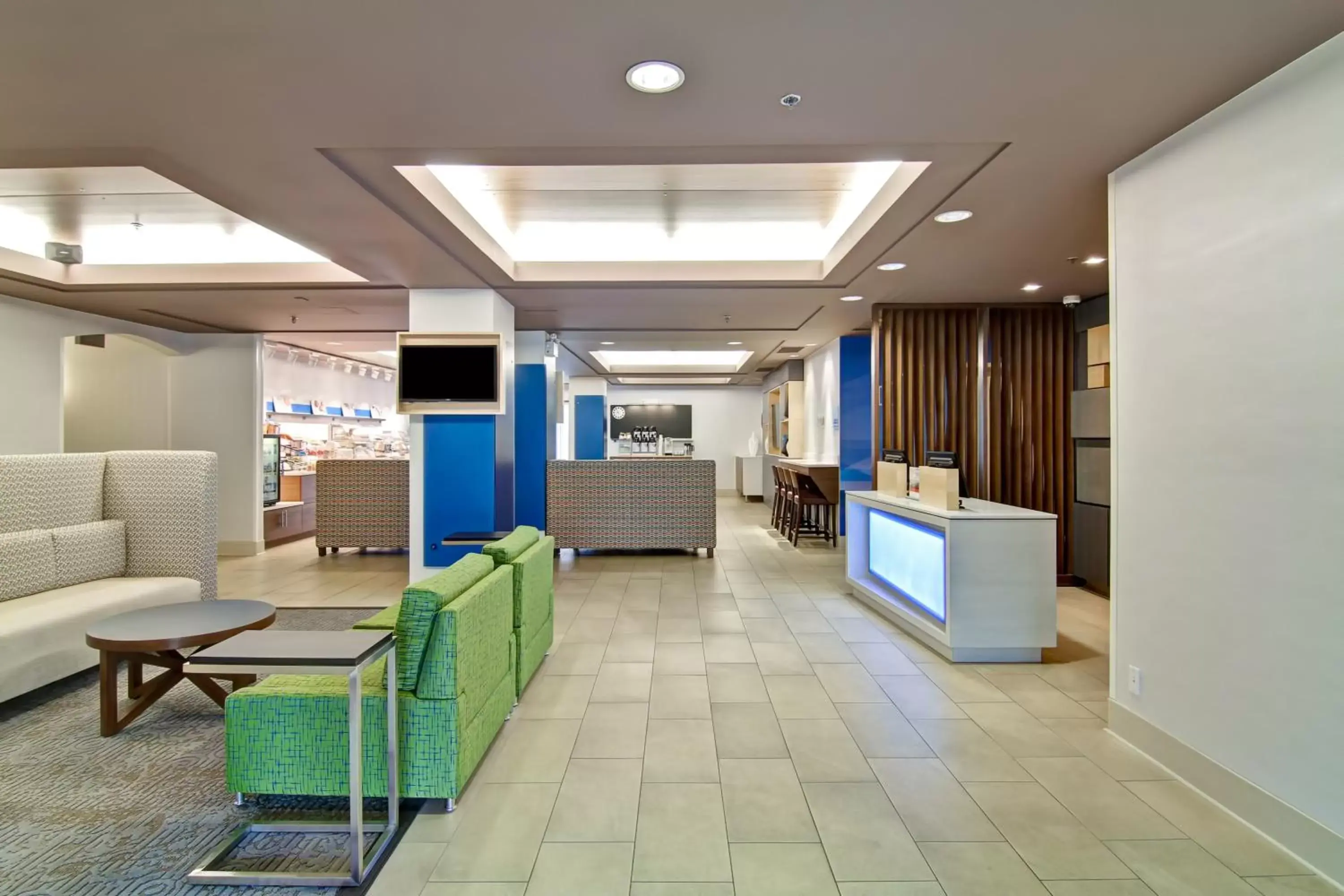 Property building, Lobby/Reception in Holiday Inn Express Kamloops, an IHG Hotel