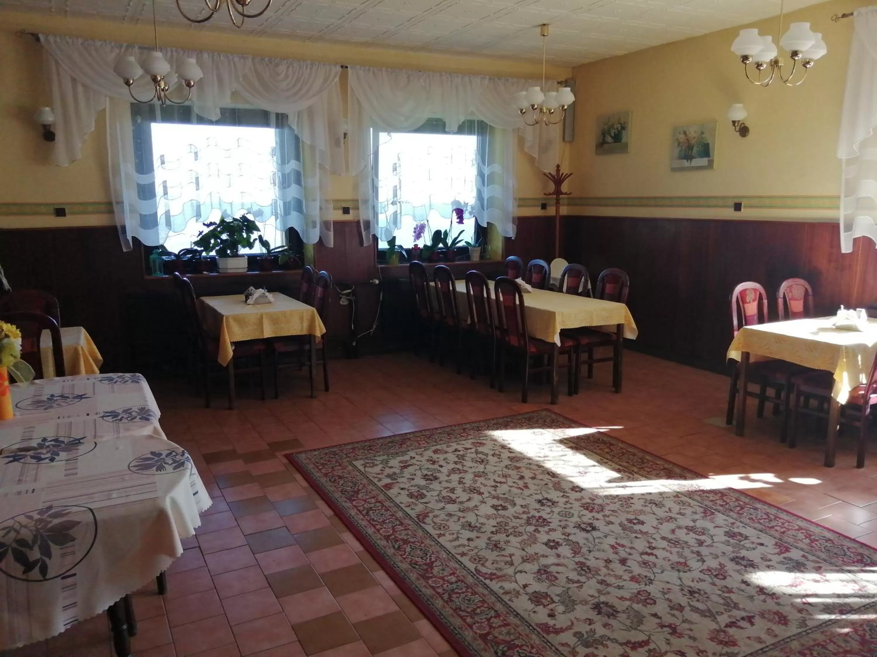 Restaurant/places to eat in Hotel Fran