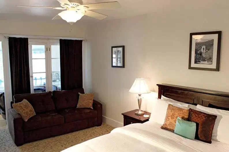 Bedroom, Seating Area in The Edgewater