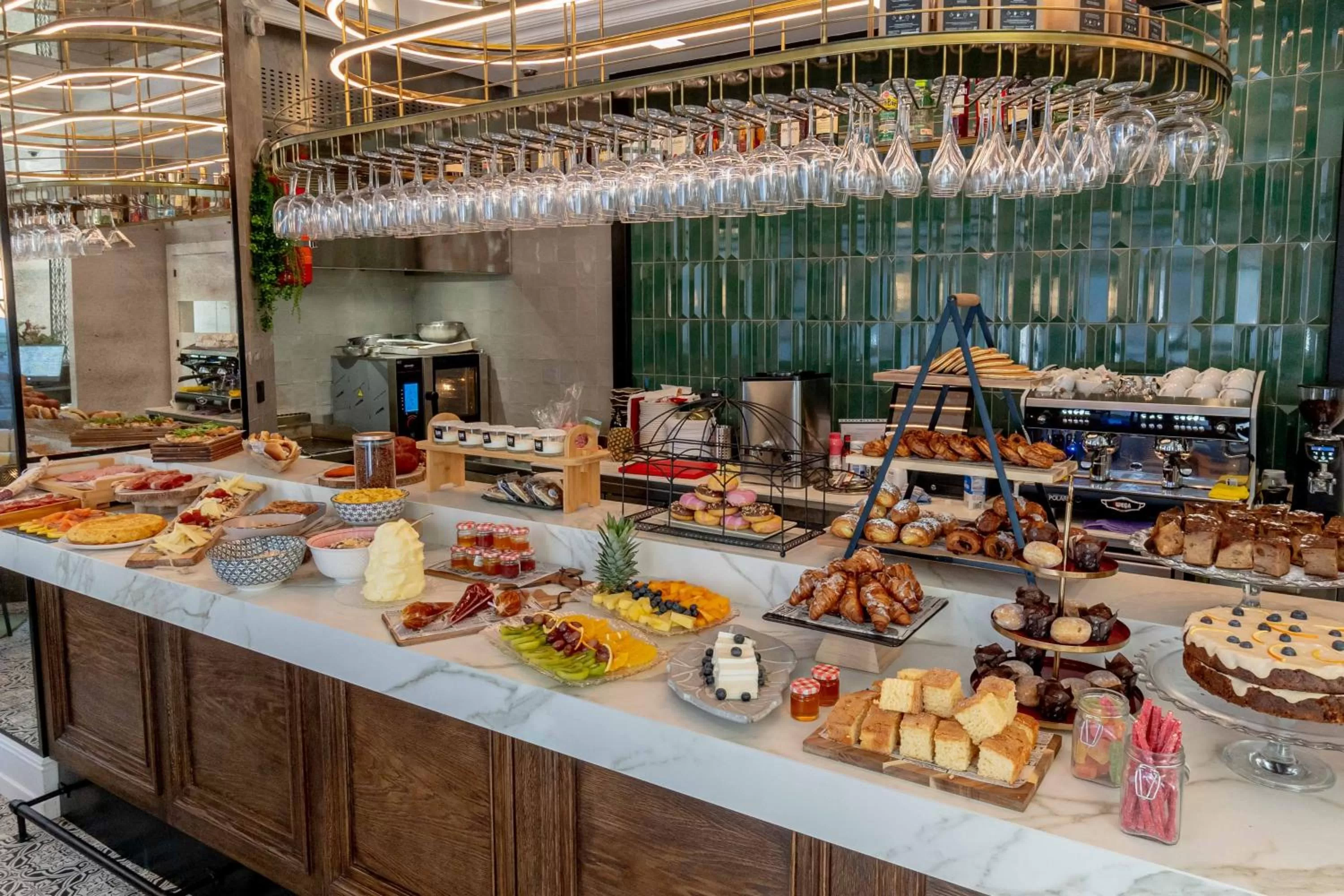 Food and drinks in L&H Gran Vía Valencia