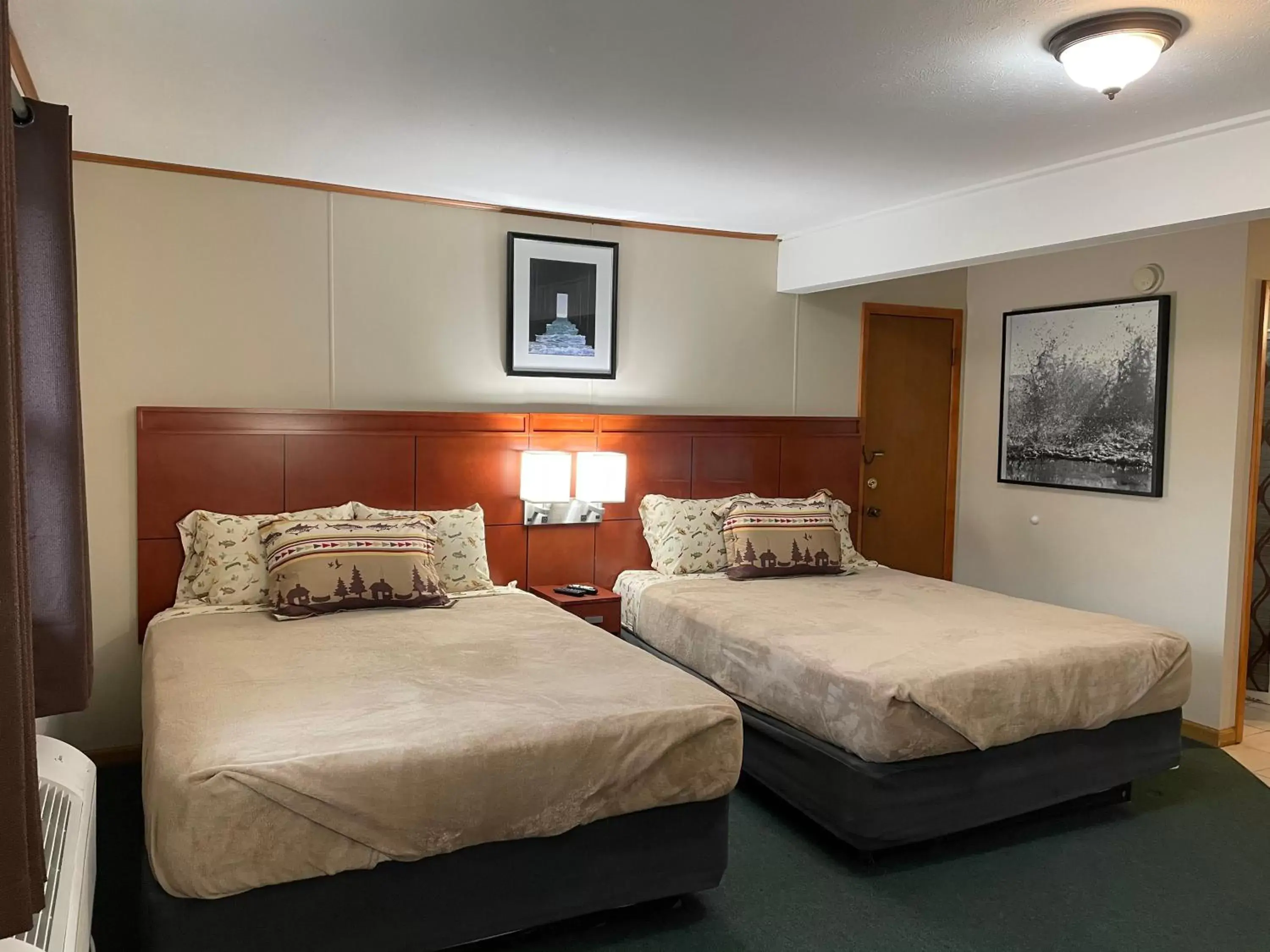 Bed in Hunter's Friend Resort Near Table Rock Lake