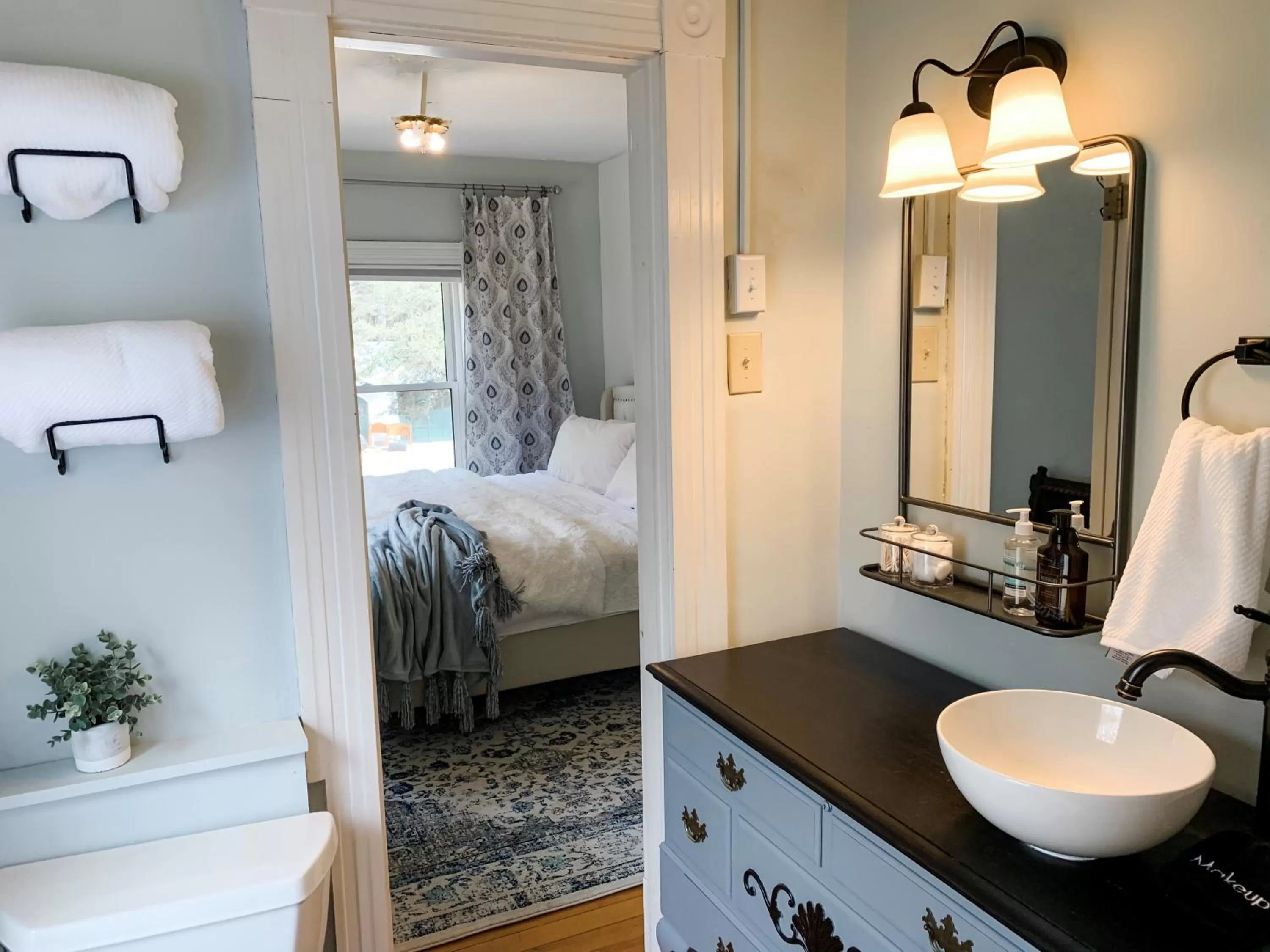 Bathroom, Bed in Inn on Golden Pond