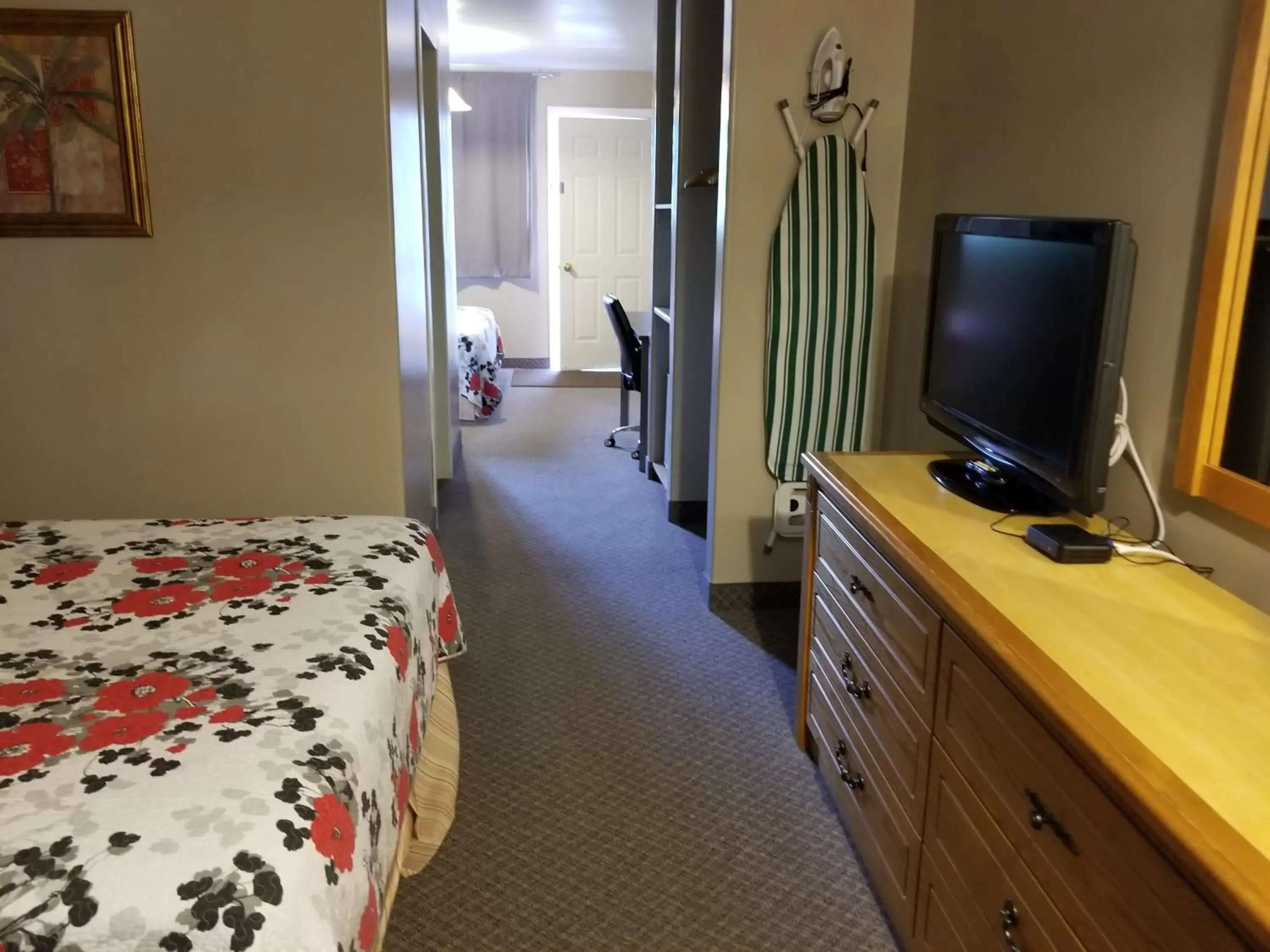 Bedroom, TV/Entertainment Center in Knights Inn Woodstock