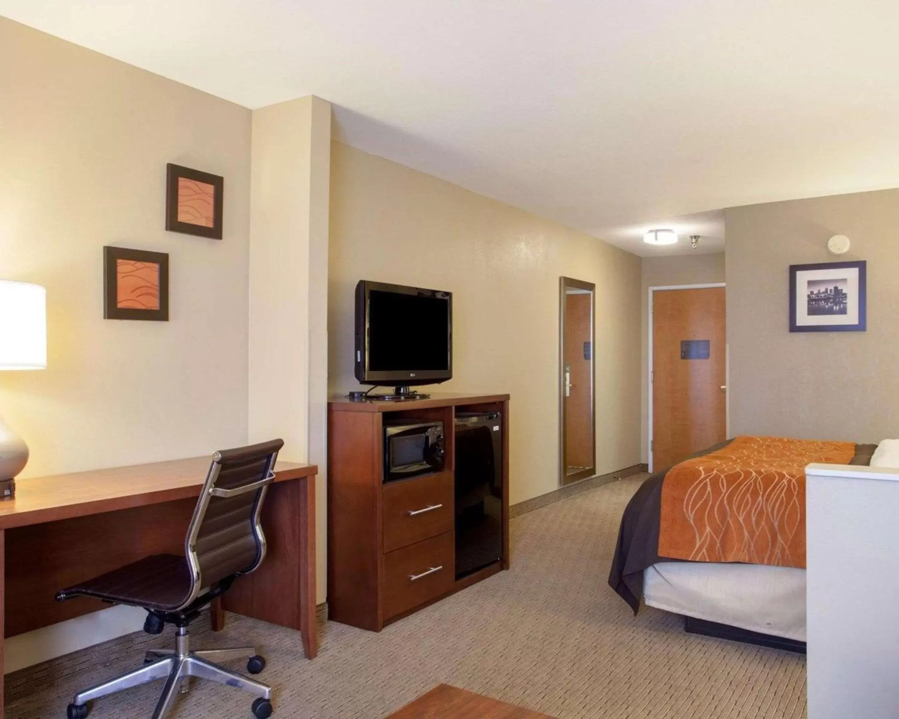 Photo of the whole room, TV/Entertainment Center in Quality Inn & Suites I-40 East