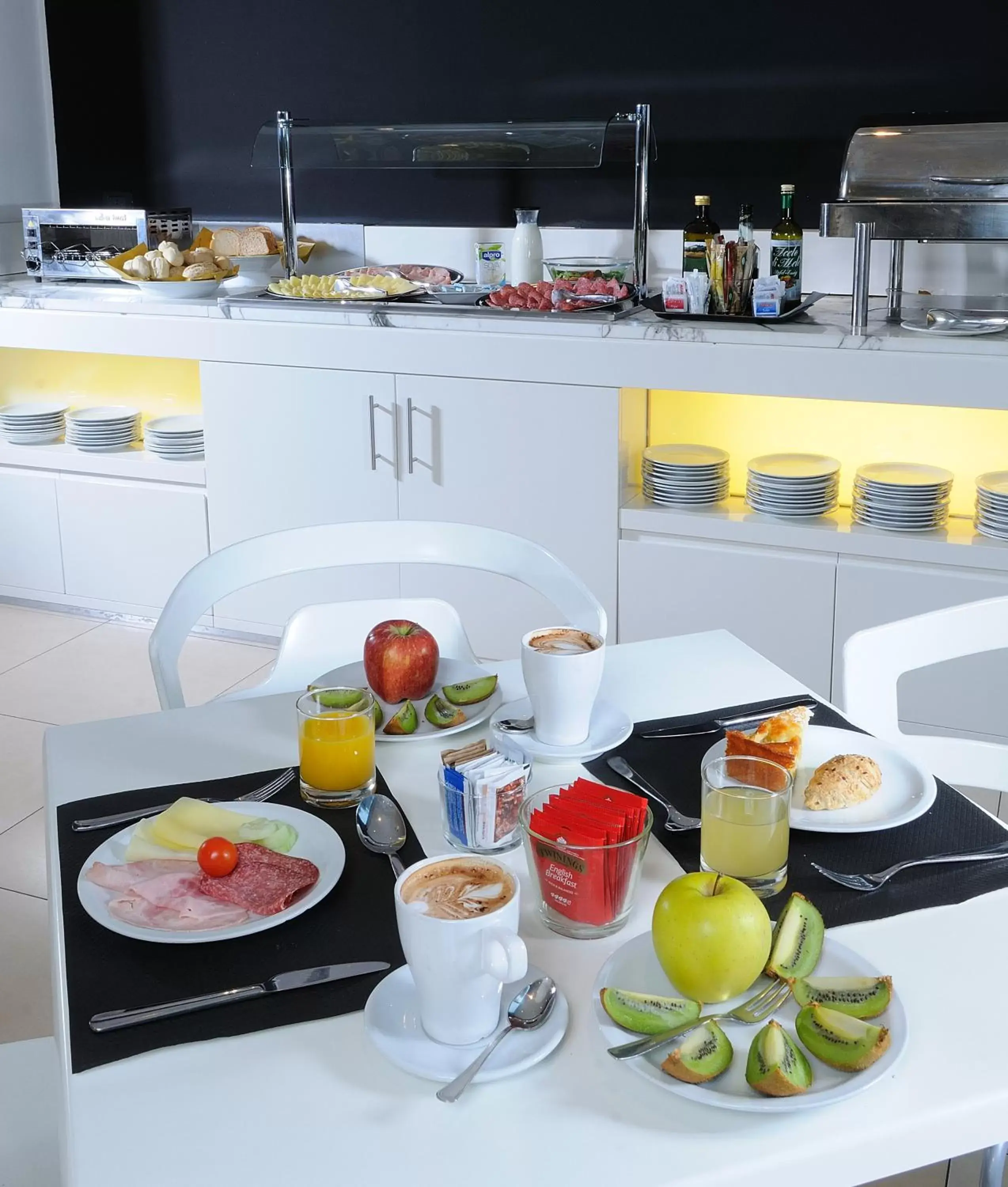 Buffet breakfast, Breakfast in iH Hotels Milano Watt 13