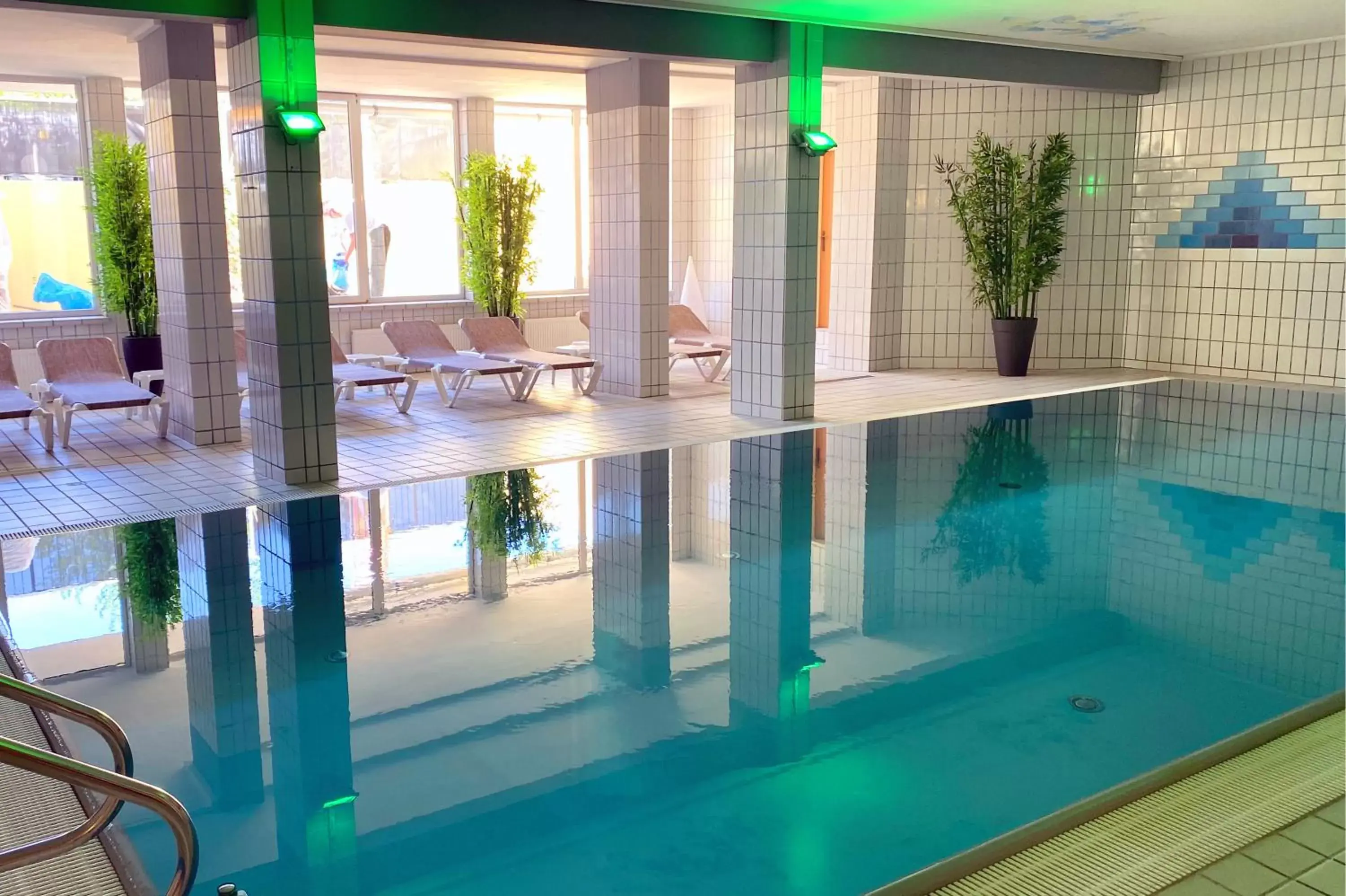 Swimming Pool in NOVAPARK Flugzeughotel Graz
