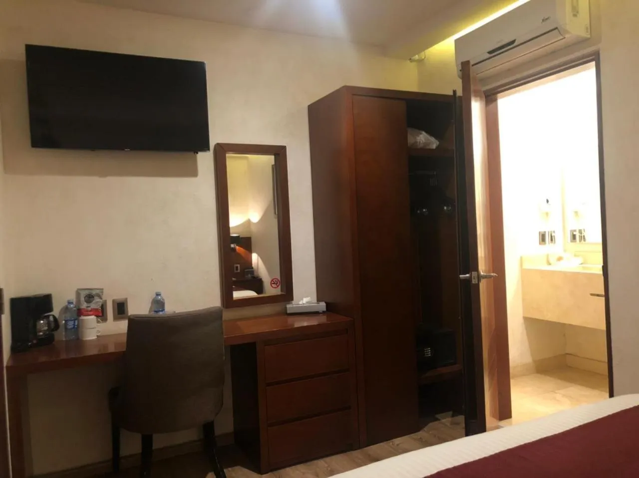 Photo of the whole room in Hotel Madero