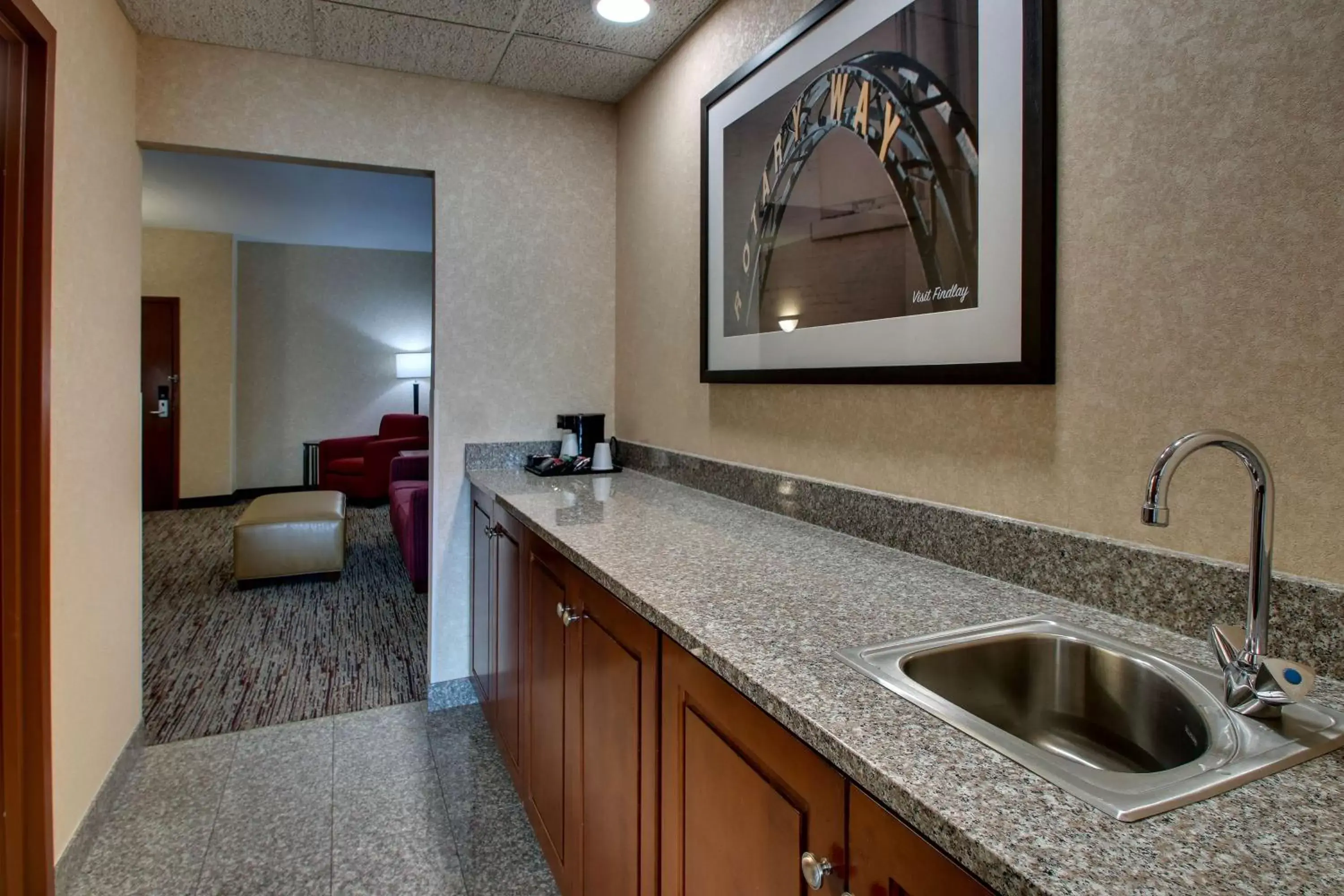 Photo of the whole room, Kitchen/Kitchenette in Drury Inn & Suites Findlay