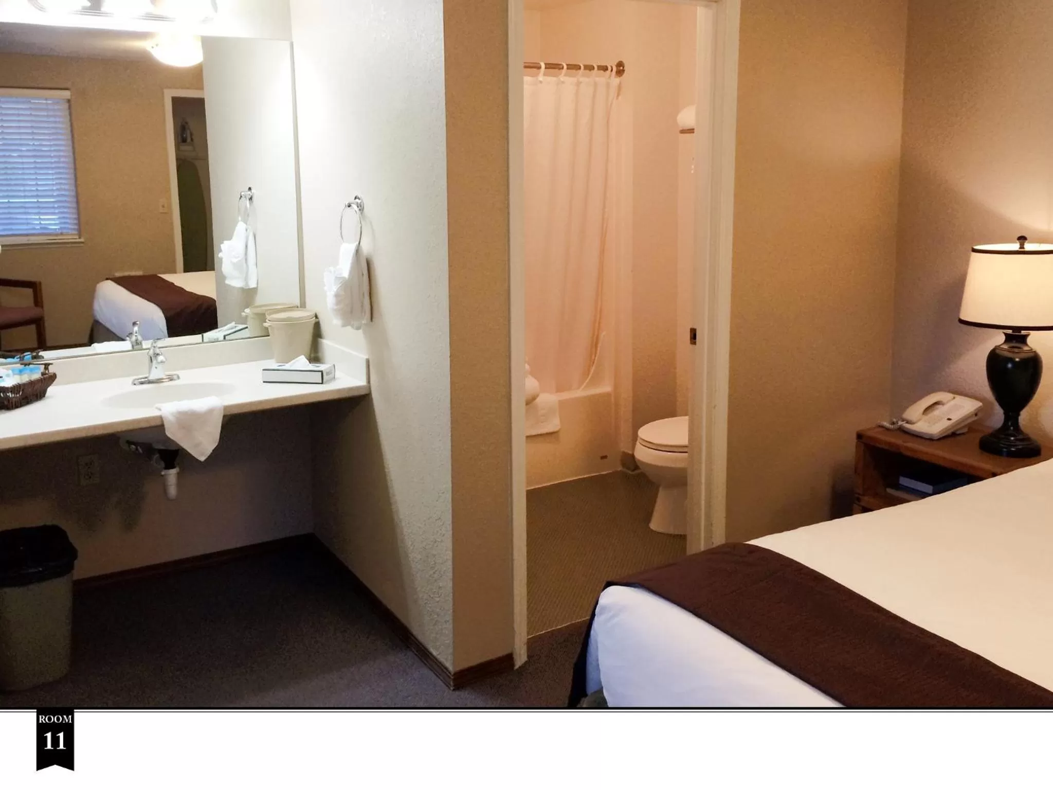 Bathroom, Bed in Ecola Creek Lodge
