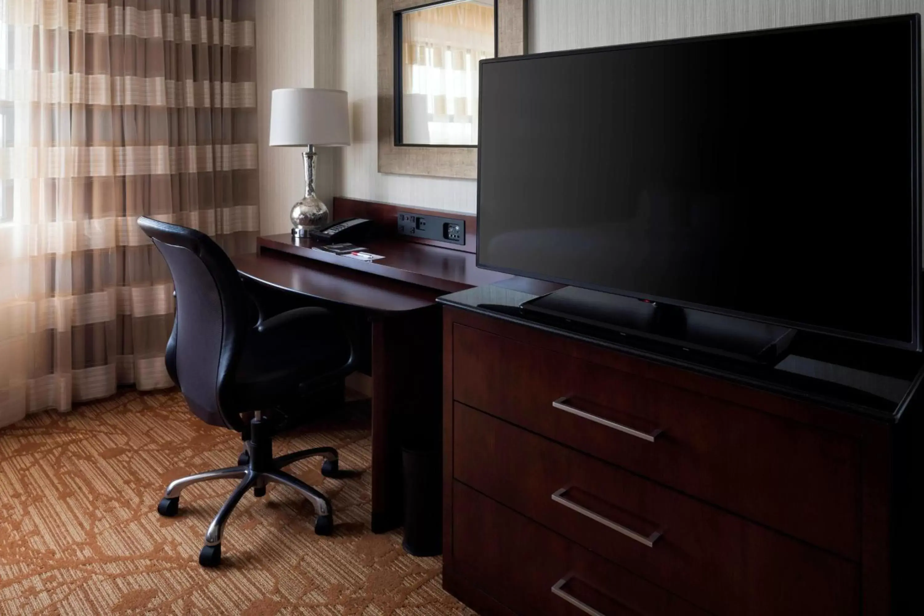 Photo of the whole room, TV/Entertainment Center in Minneapolis Marriott Northwest