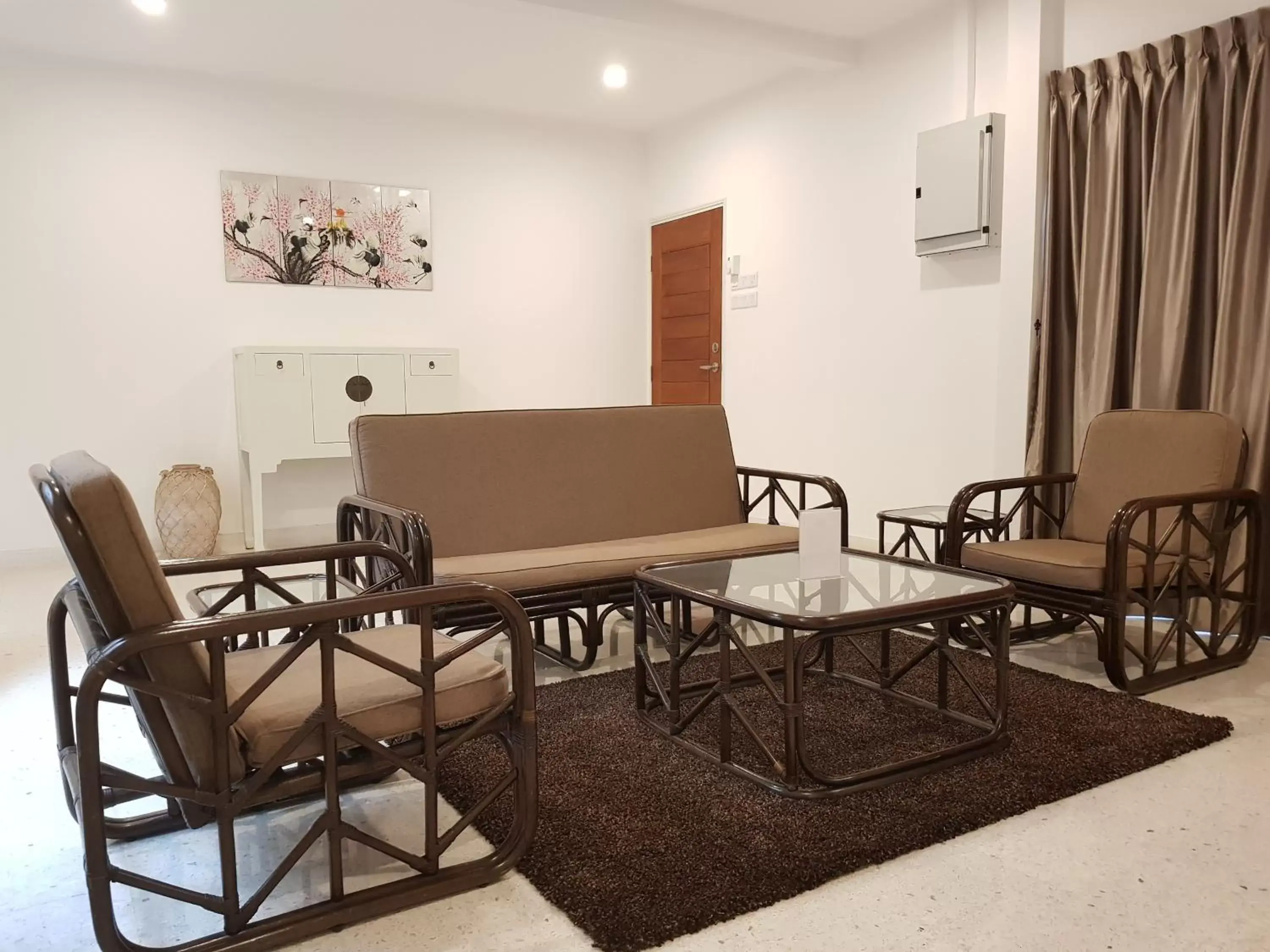 Living room, Seating Area in Heeren Straits Hotel