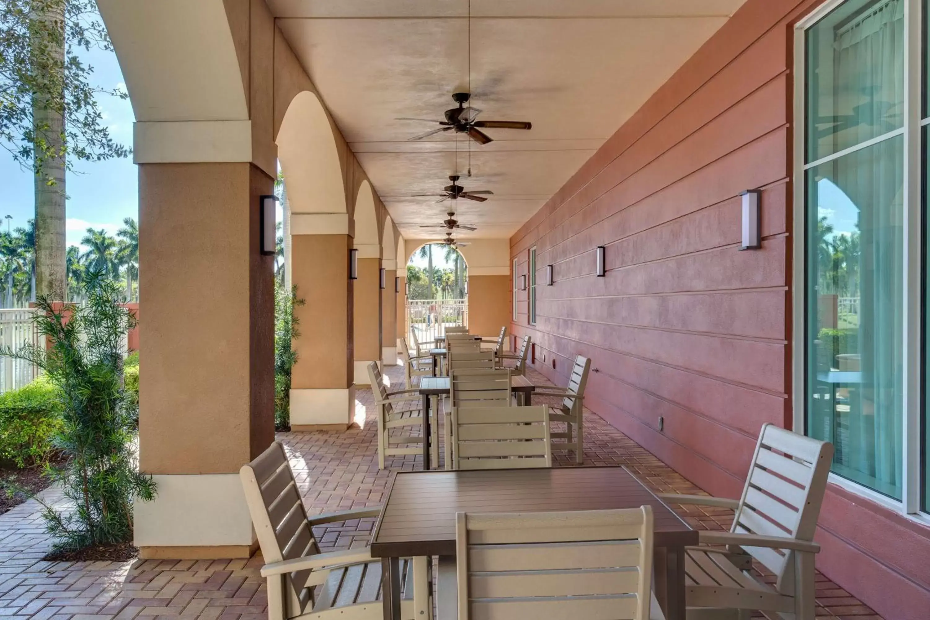 Patio in Hampton Inn & Suites Fort Lauderdale - Miramar