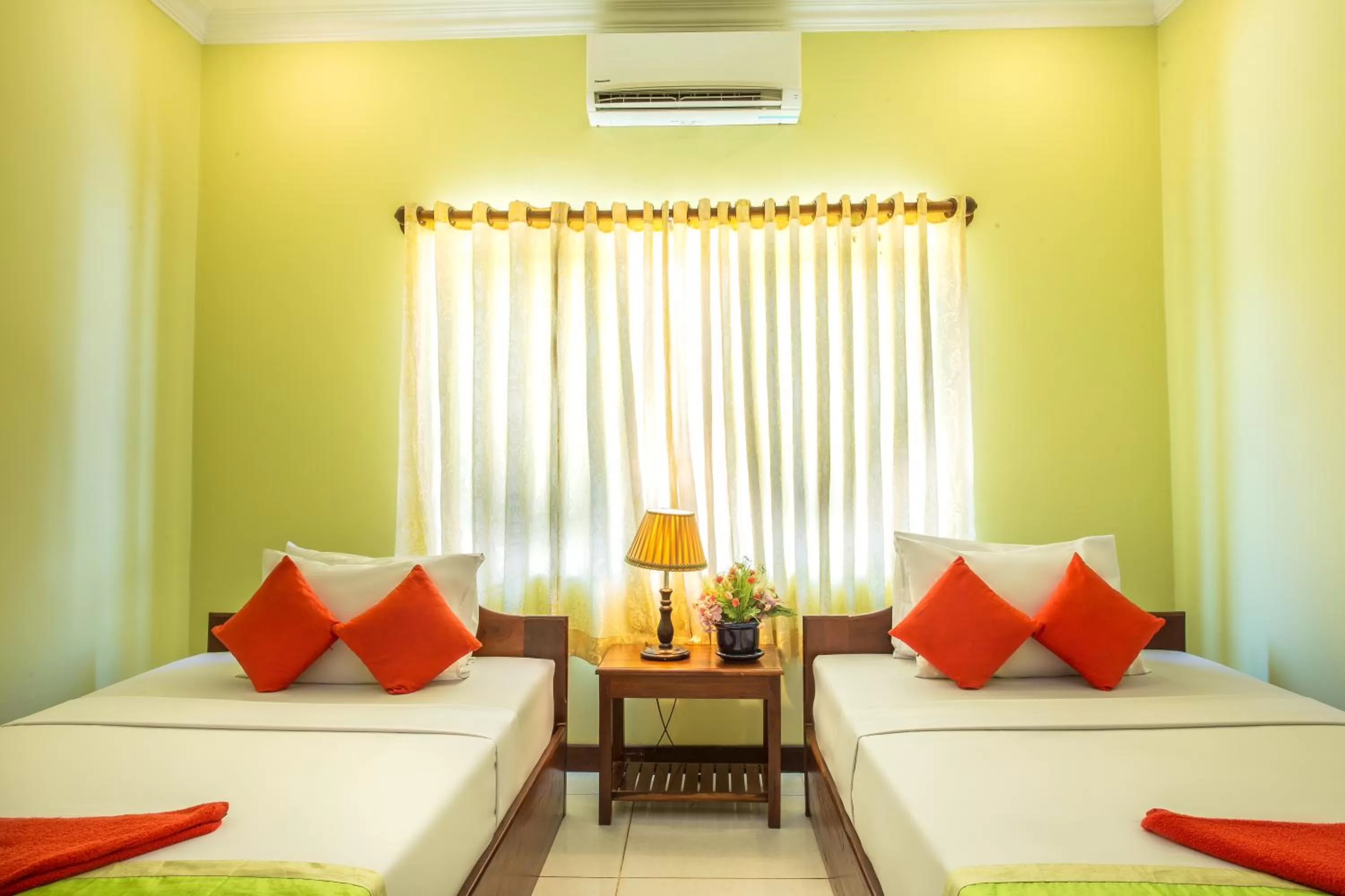 Bedroom, Bed in Side Walk Hotel