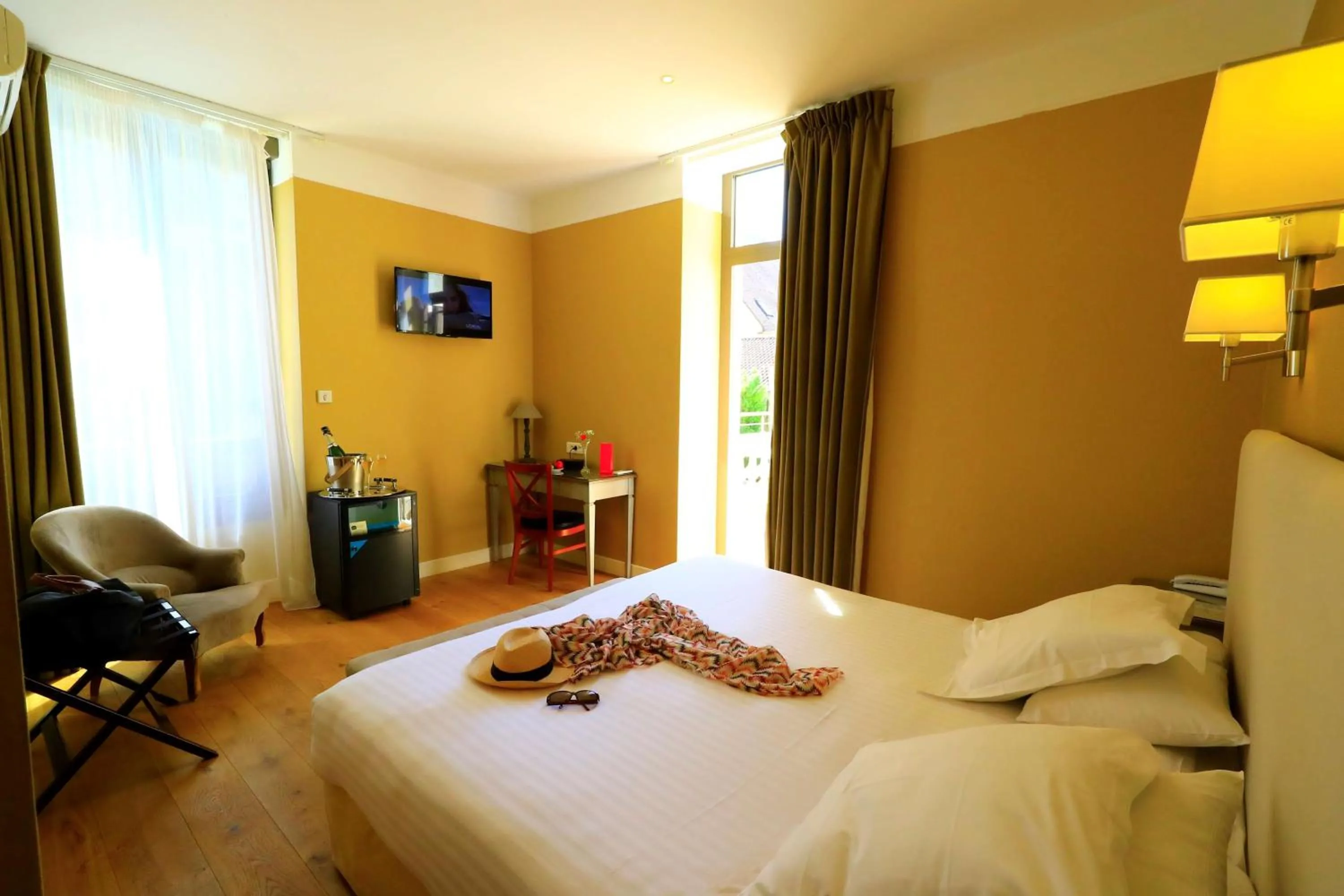 Photo of the whole room, Bed in Hotel Le Renoir