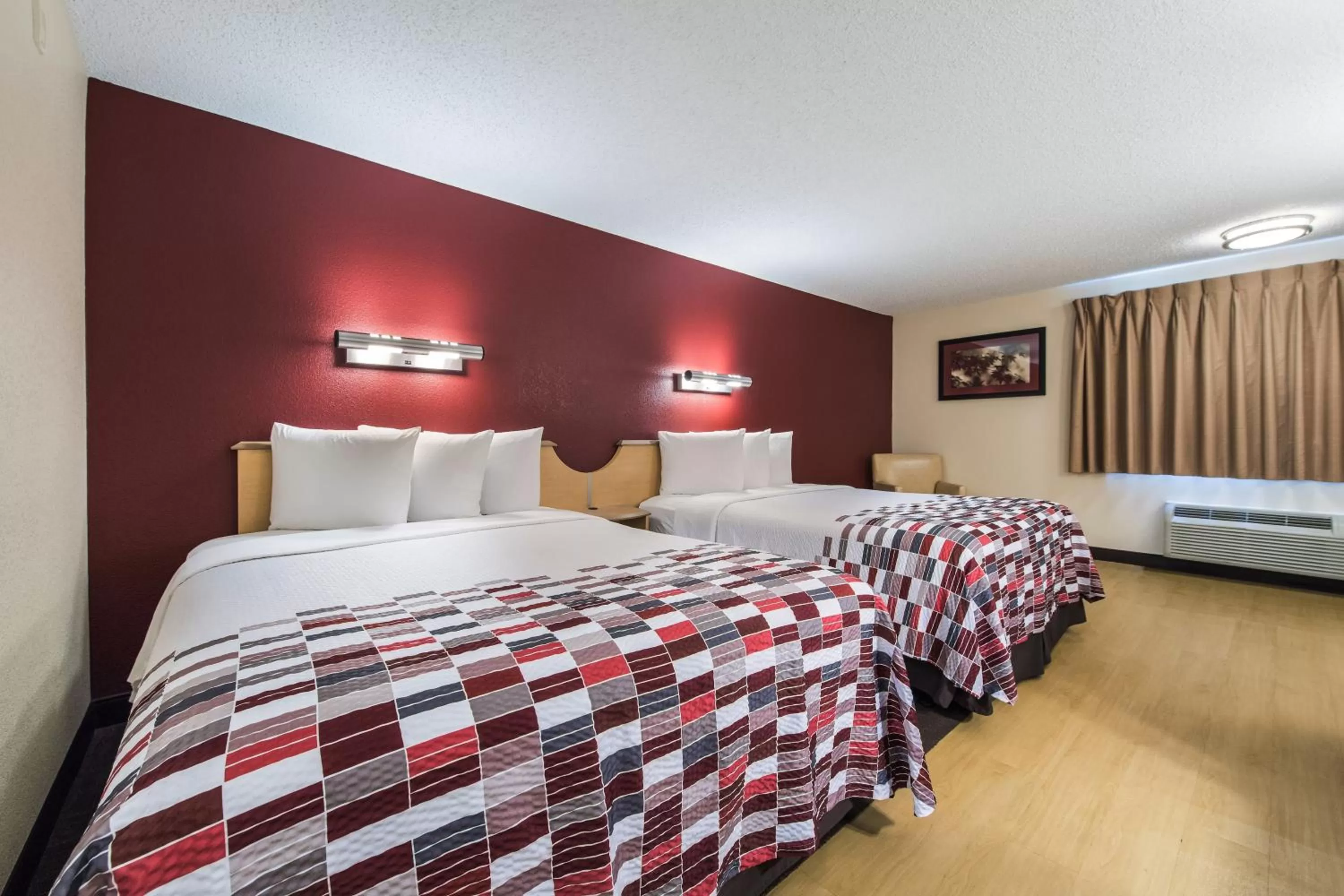 Photo of the whole room, Bed in Red Roof Inn Seattle Airport - SEATAC