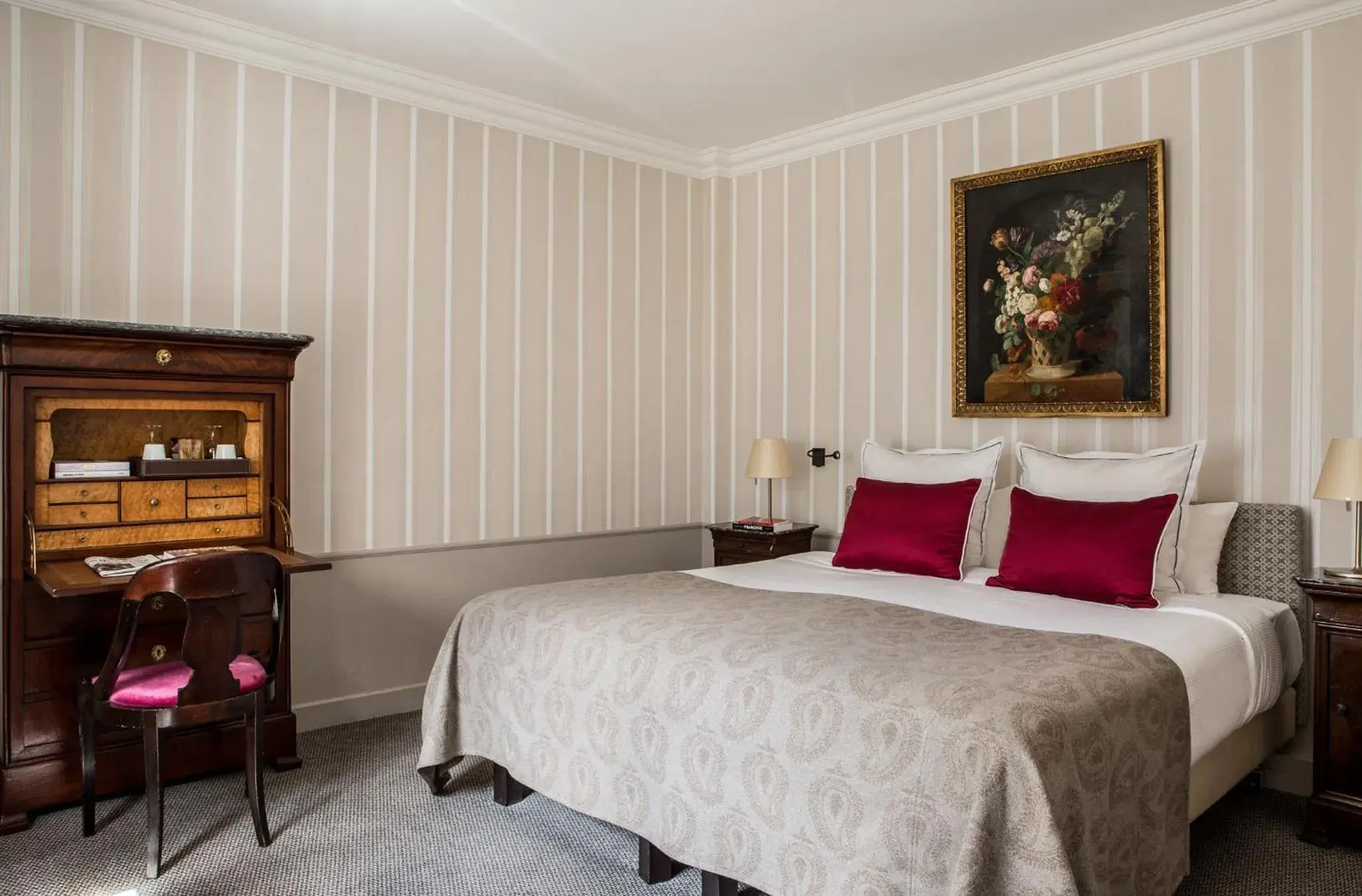 Photo of the whole room, Bed in Hôtel des Saints Pères - Esprit de France