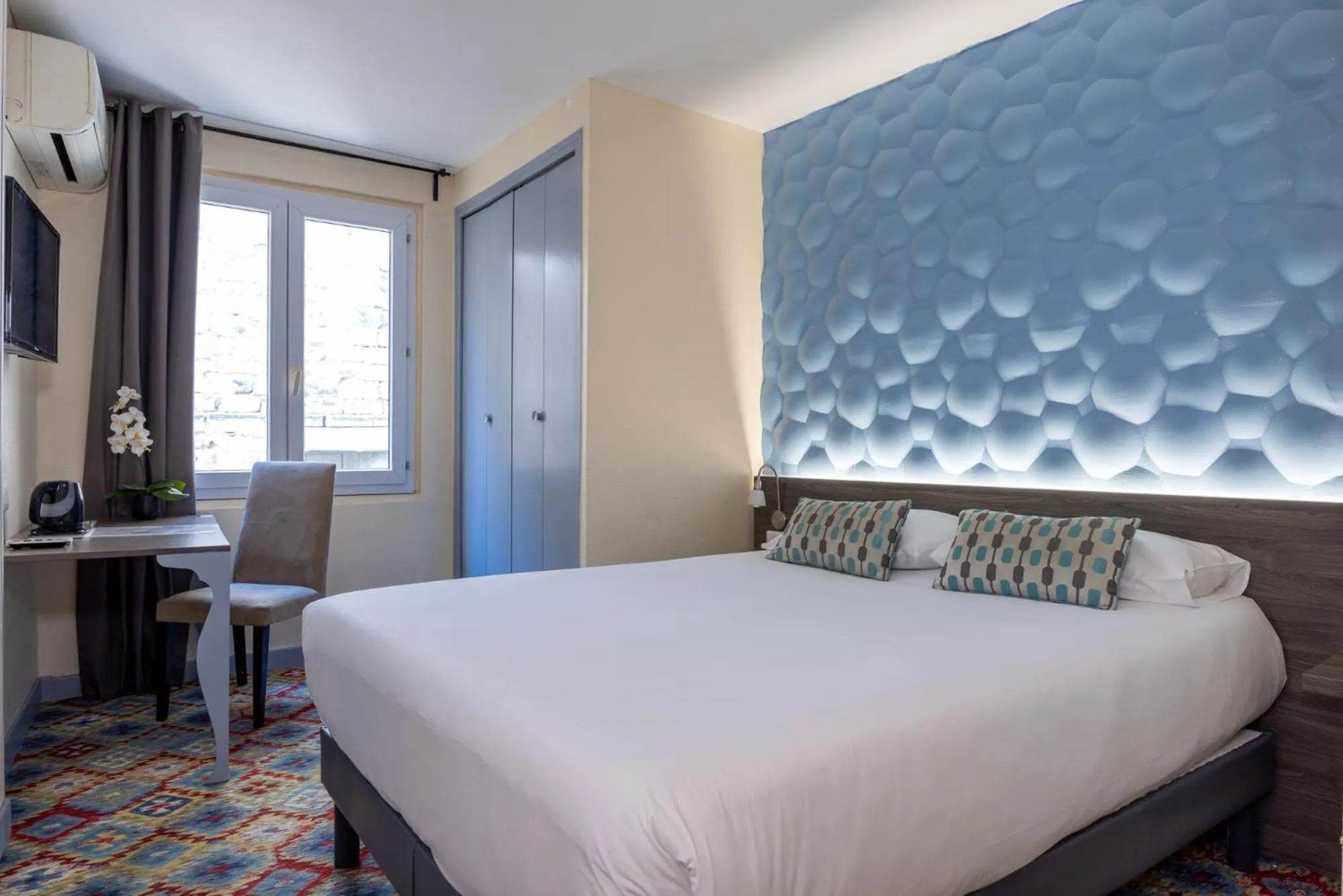 Bed in The Originals Boutique, Hôtel Danieli, Avignon