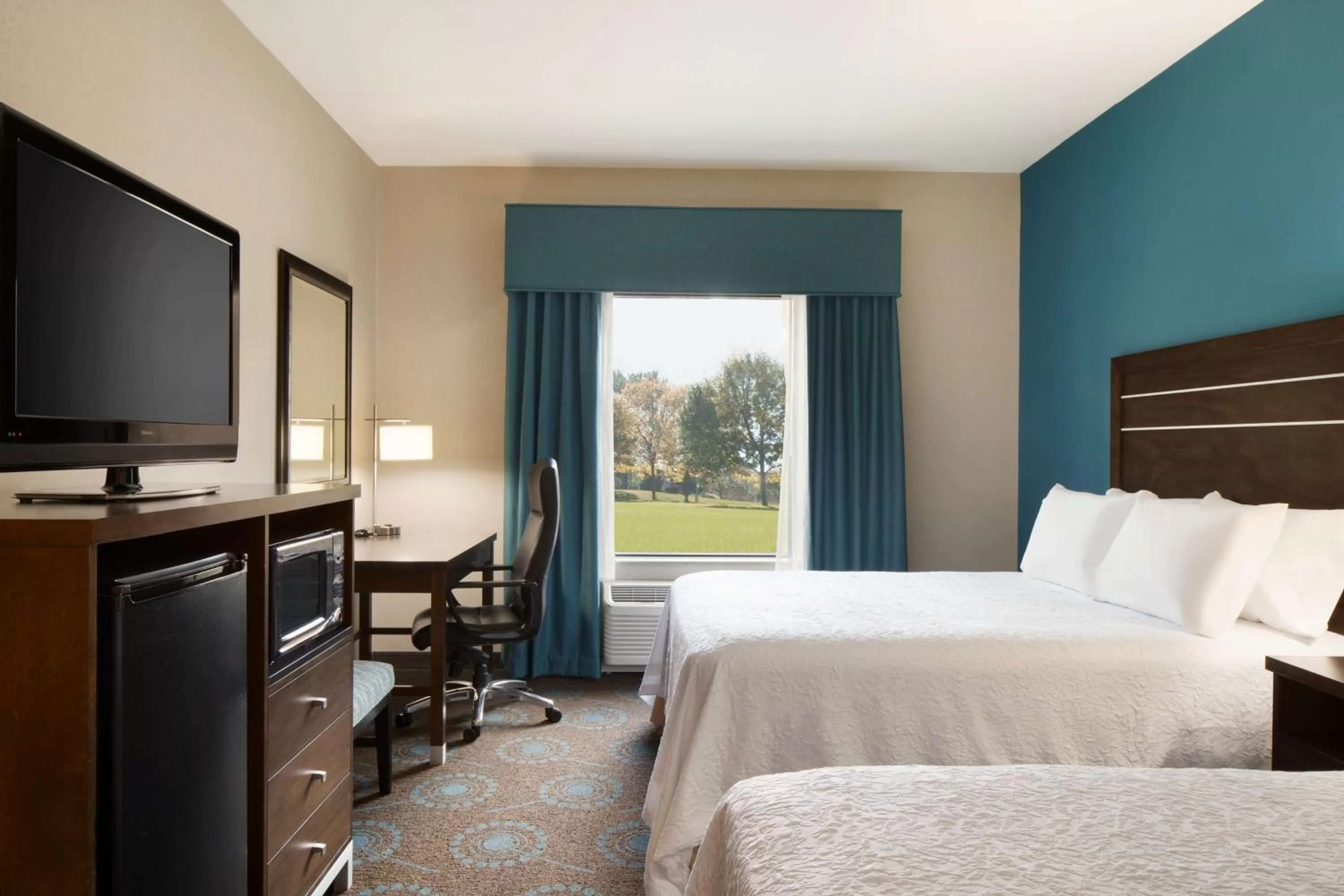 Bed in Hampton Inn & Suites Aberdeen/APG South