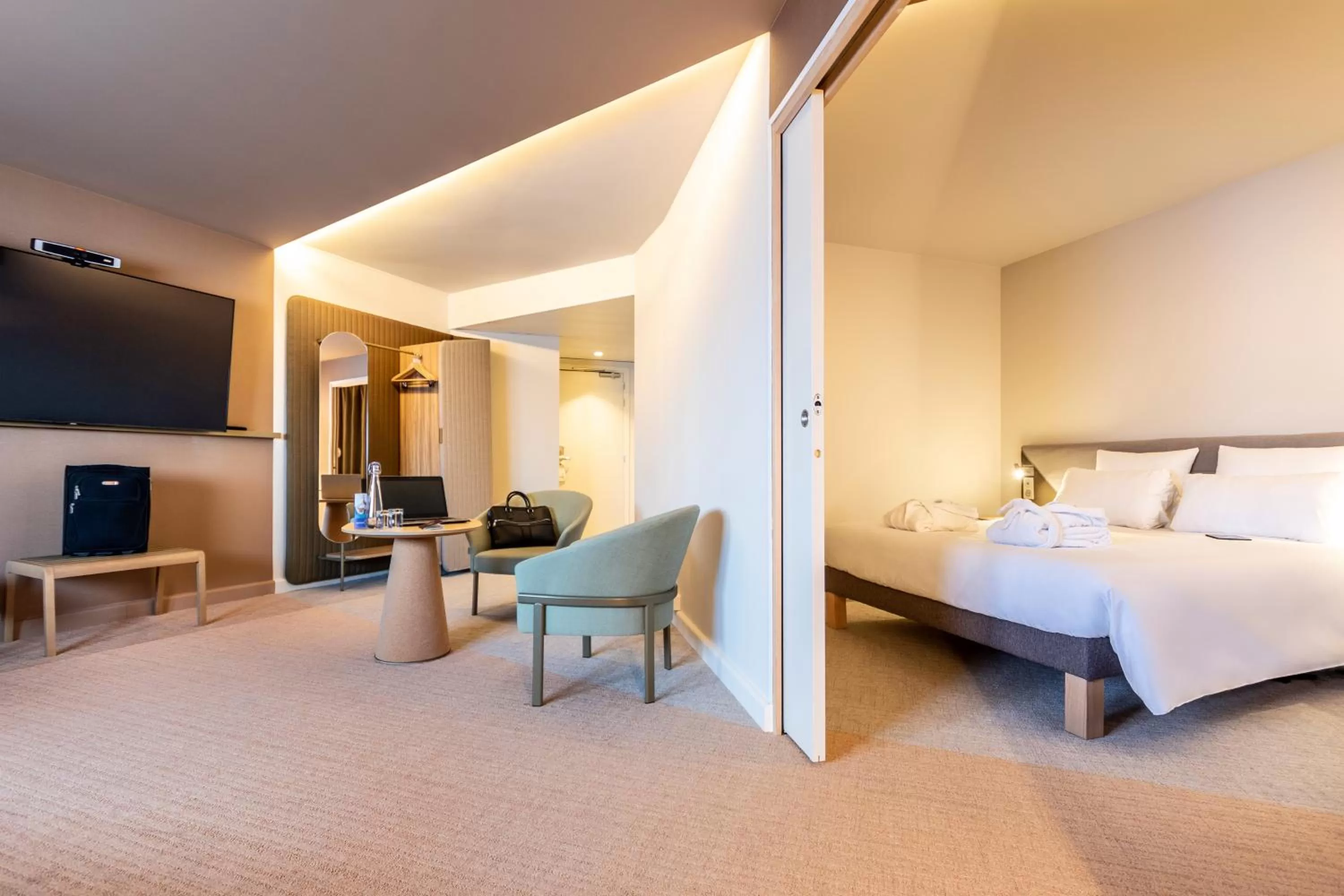 Living room, Bed in Novotel Paris Orly Rungis Aéroport