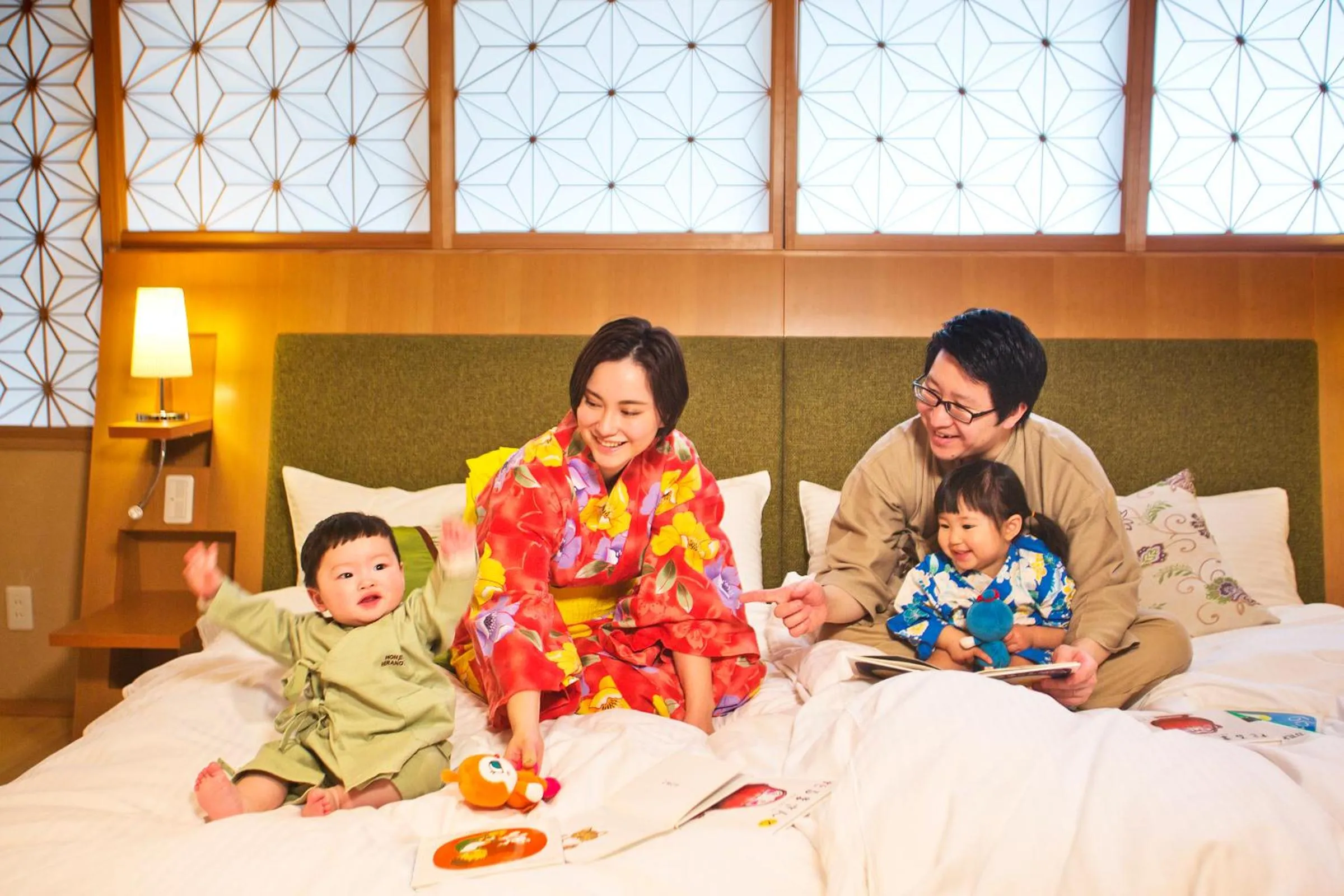 Family, Bed in Honjin Hiranoya Kachoan