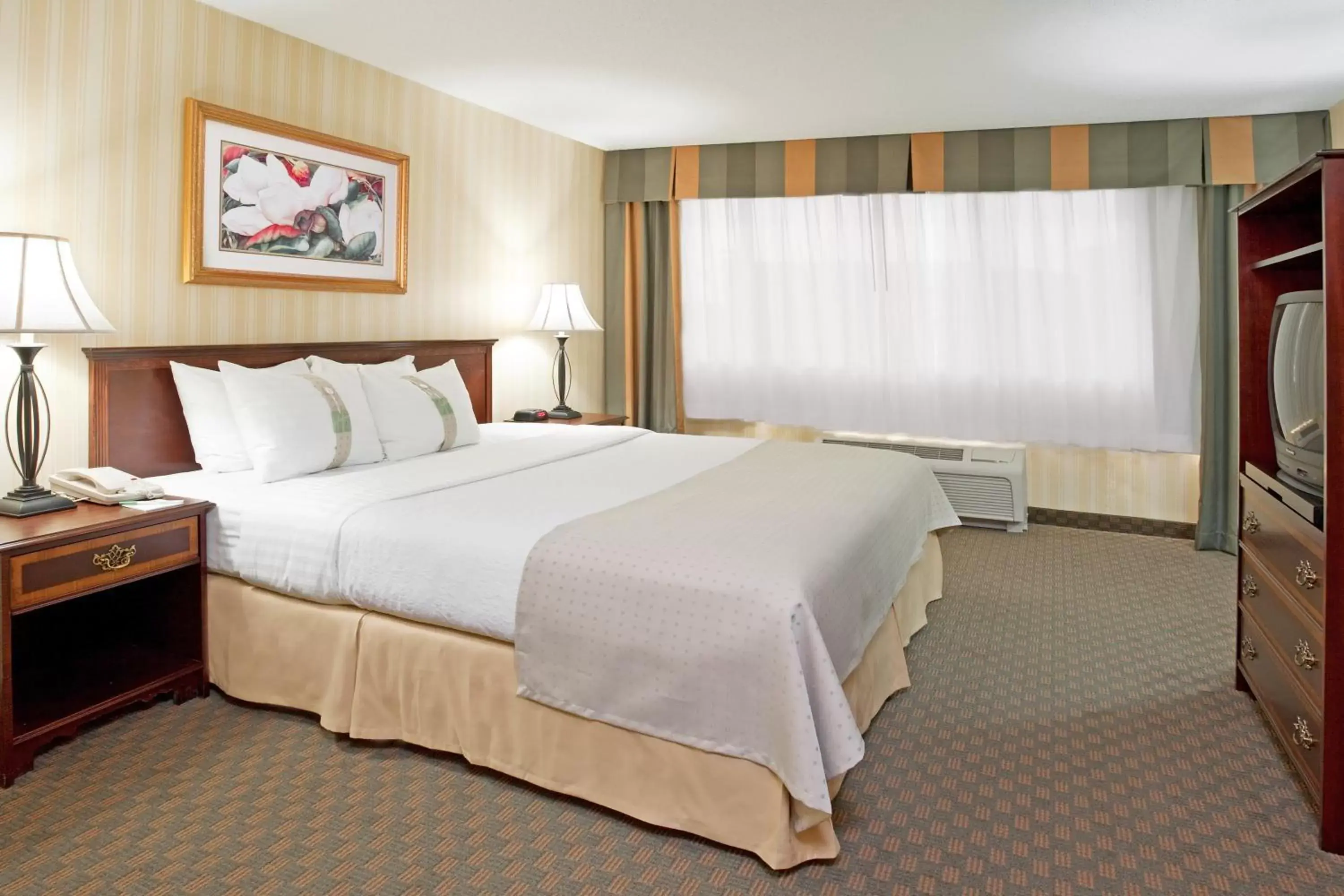 Photo of the whole room, Bed in Holiday Inn Columbus Dwtn-Capitol Square, an IHG Hotel