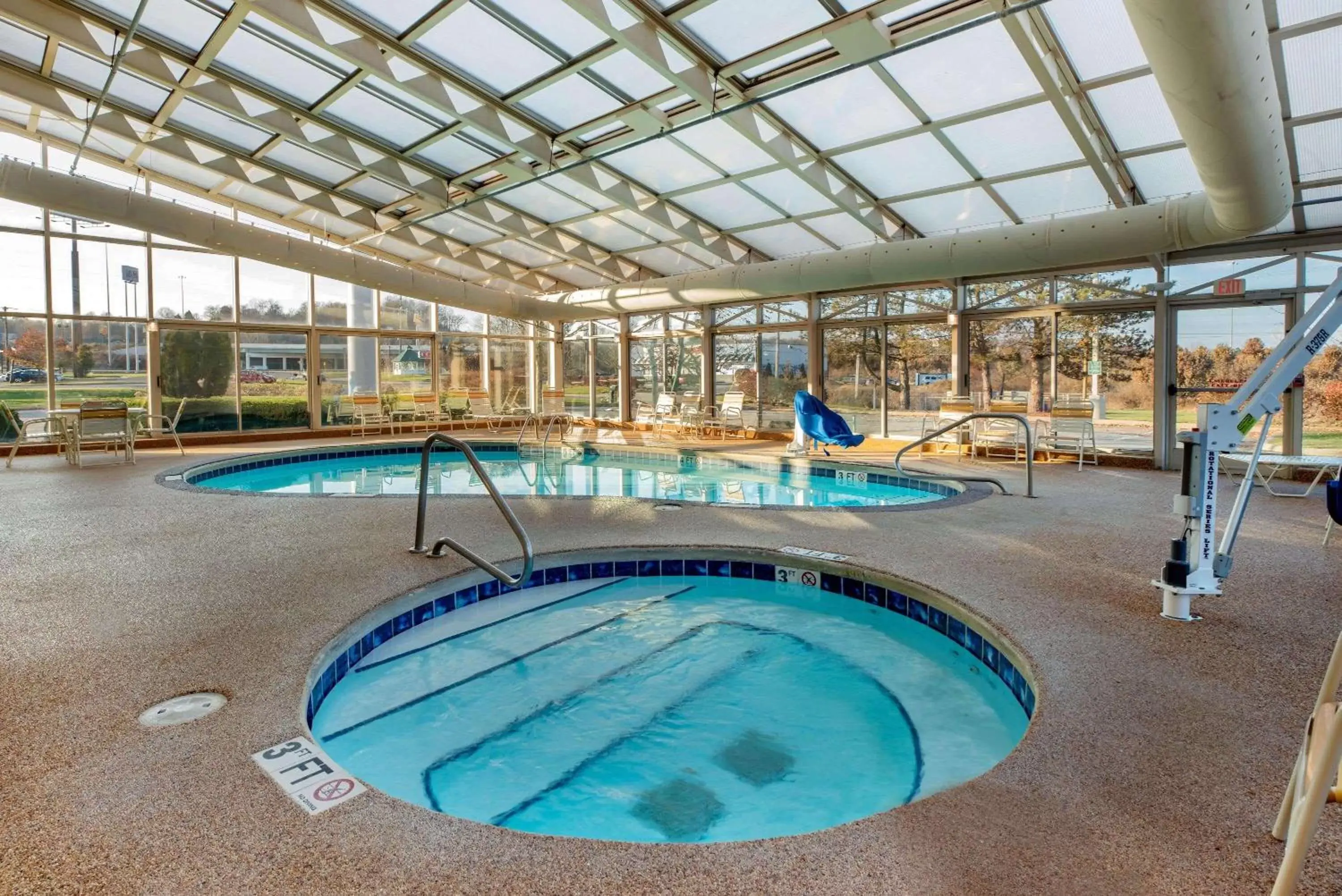 Hot Tub, Swimming Pool in La Quinta by Wyndham Mansfield OH