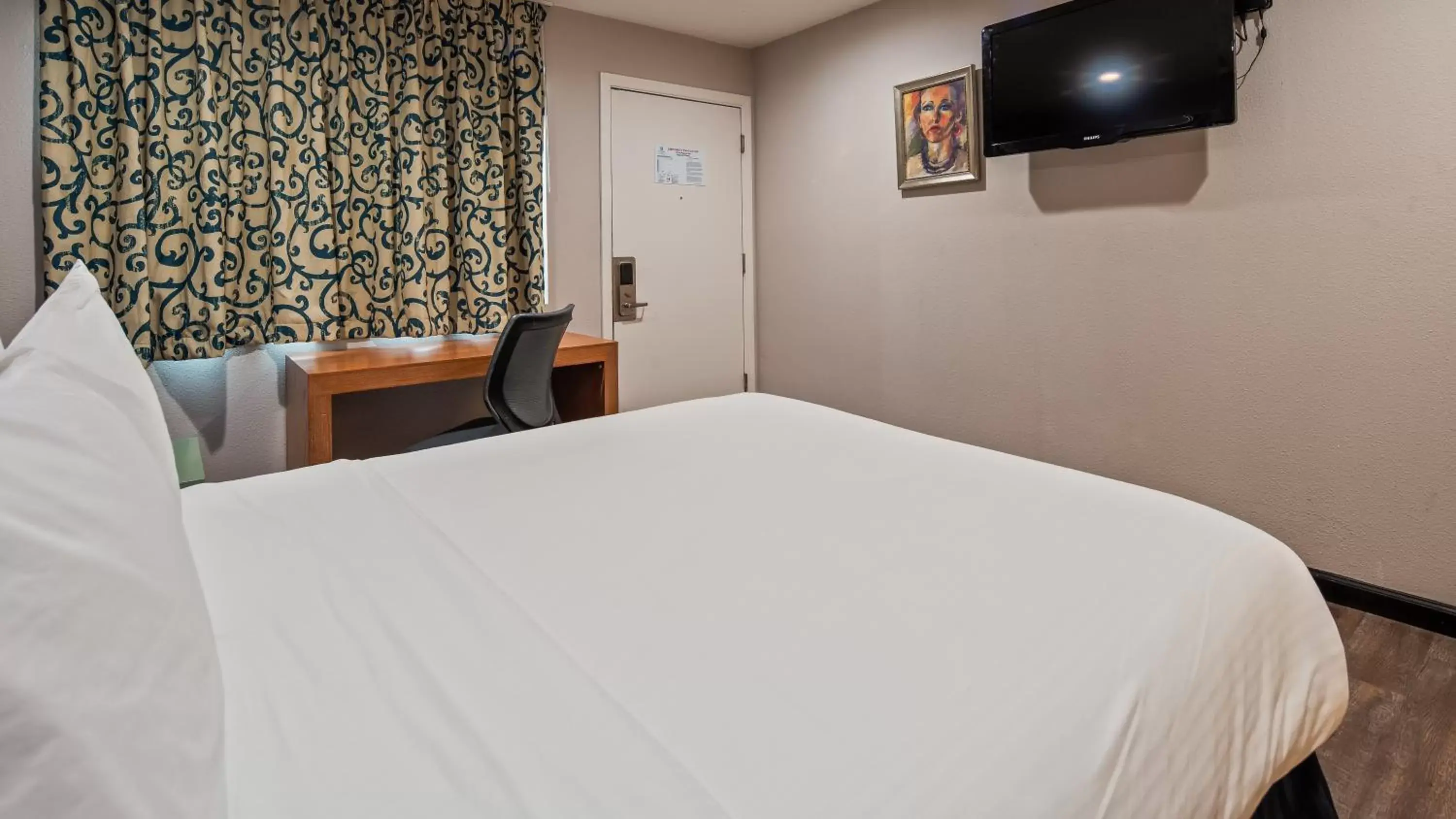 Bed in Motel 6 Ridgecrest, CA China Lake