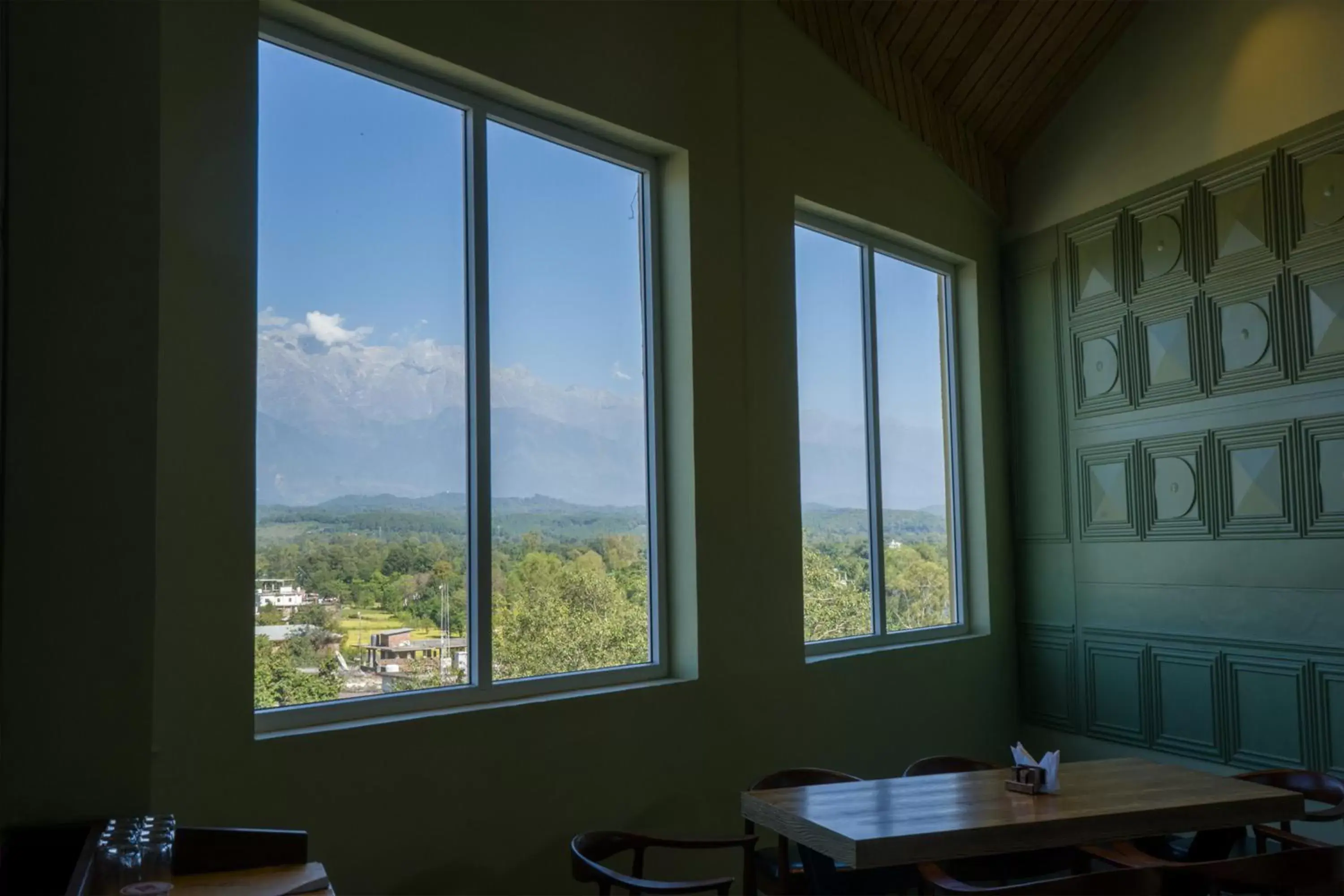 Restaurant/places to eat in Clarks Inn Suites Kangra Restaurant/places to eat in Clarks Inn Suites Kangra