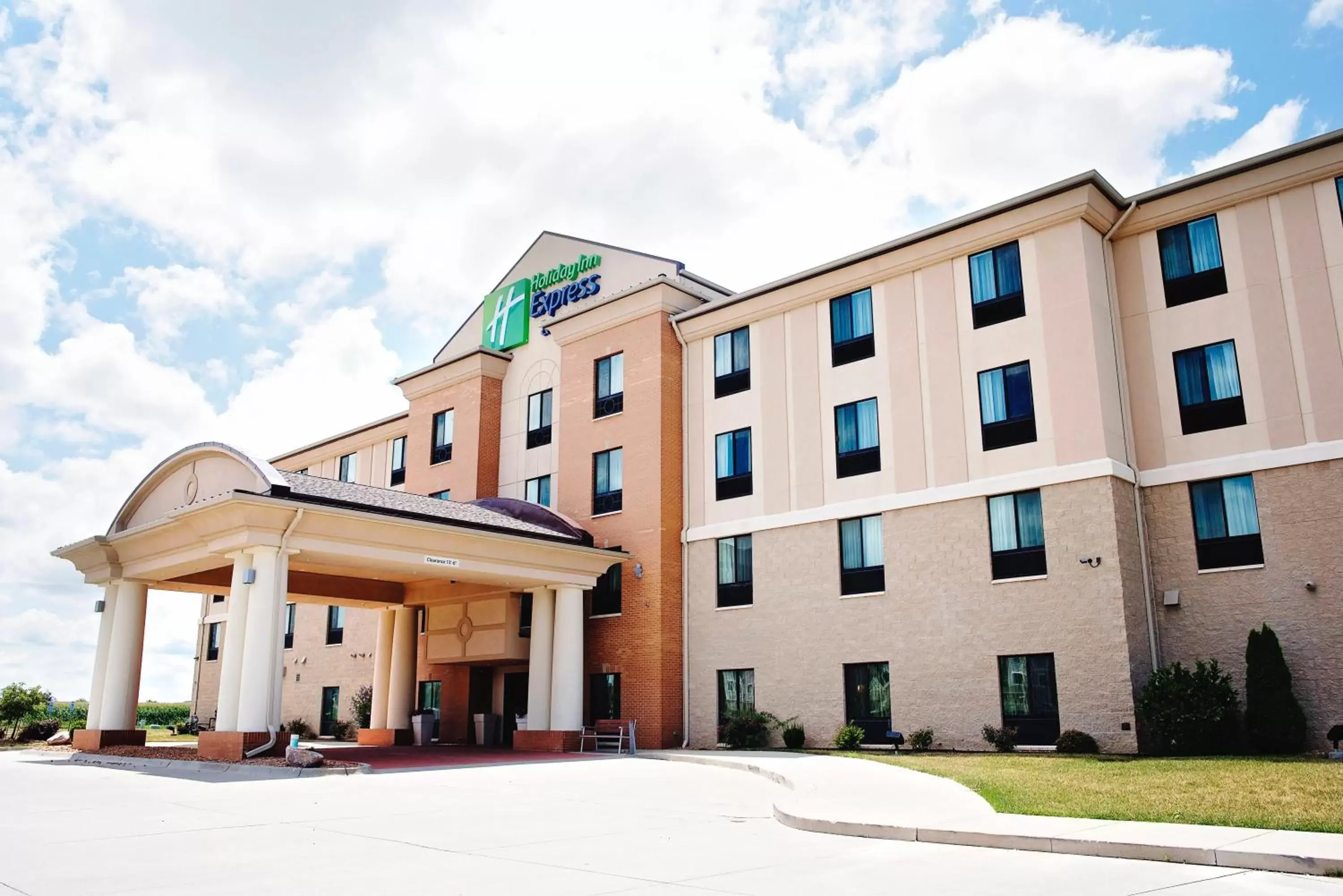 Property Building in Holiday Inn Express and Suites Urbandale Des Moines, an IHG Hotel