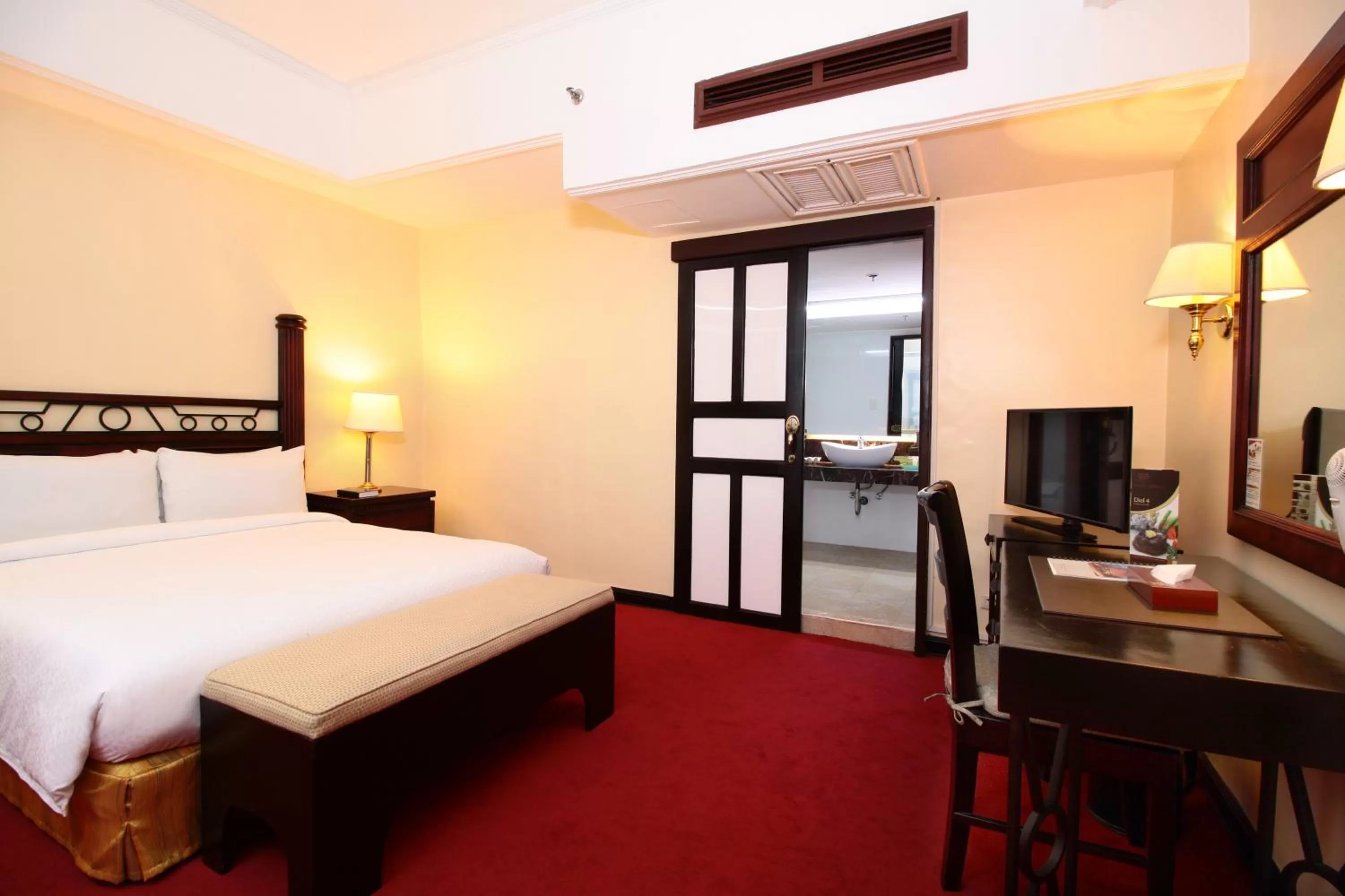 Bed in Bayview Park Hotel Manila