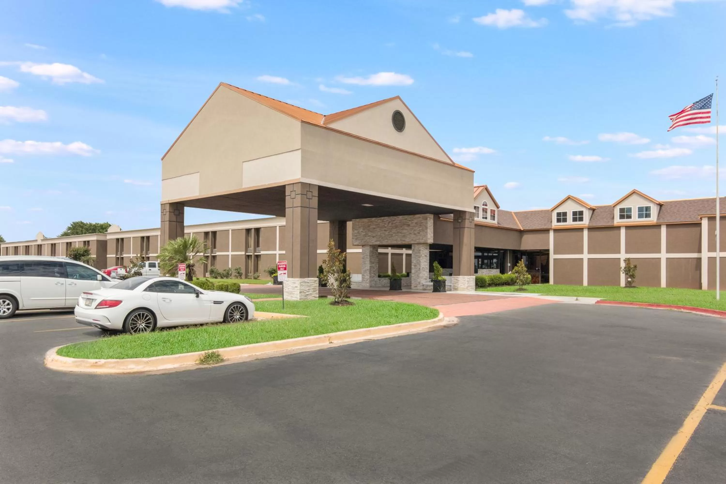 Facade/entrance in LeBossier Hotel