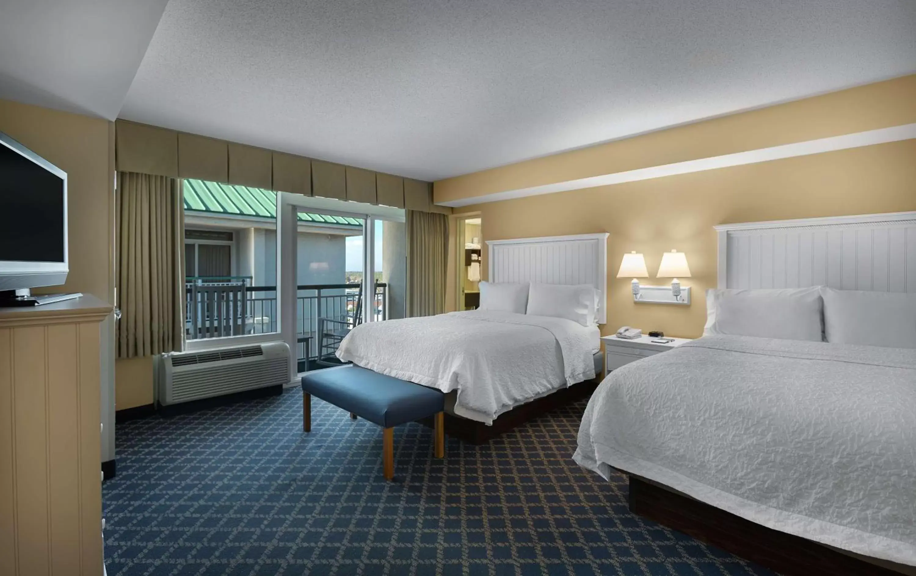 Bedroom, Bed in Hampton Inn & Suites Myrtle Beach Oceanfront