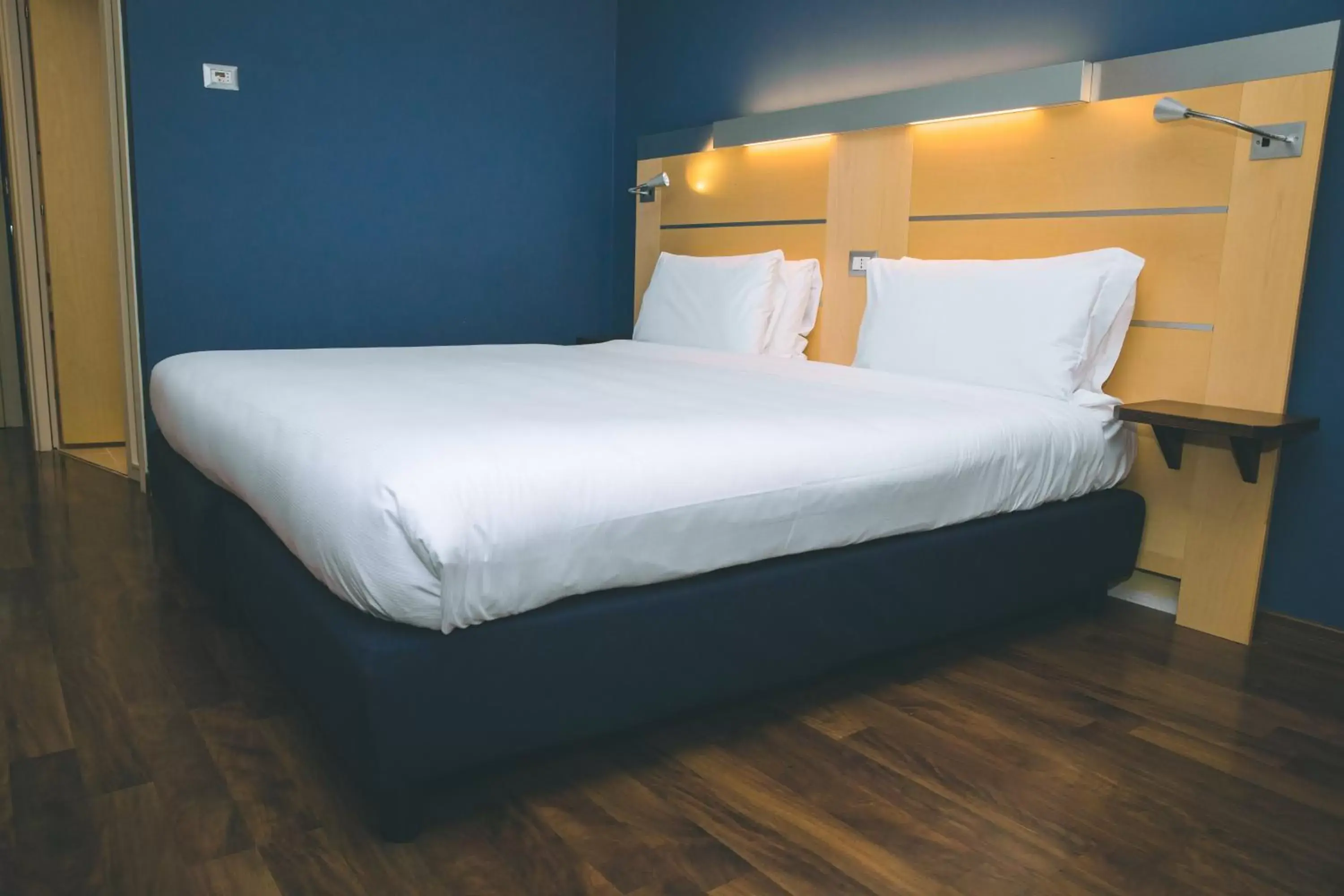 Bedroom, Bed in Holiday Inn Express Milan-Malpensa Airport, an IHG Hotel