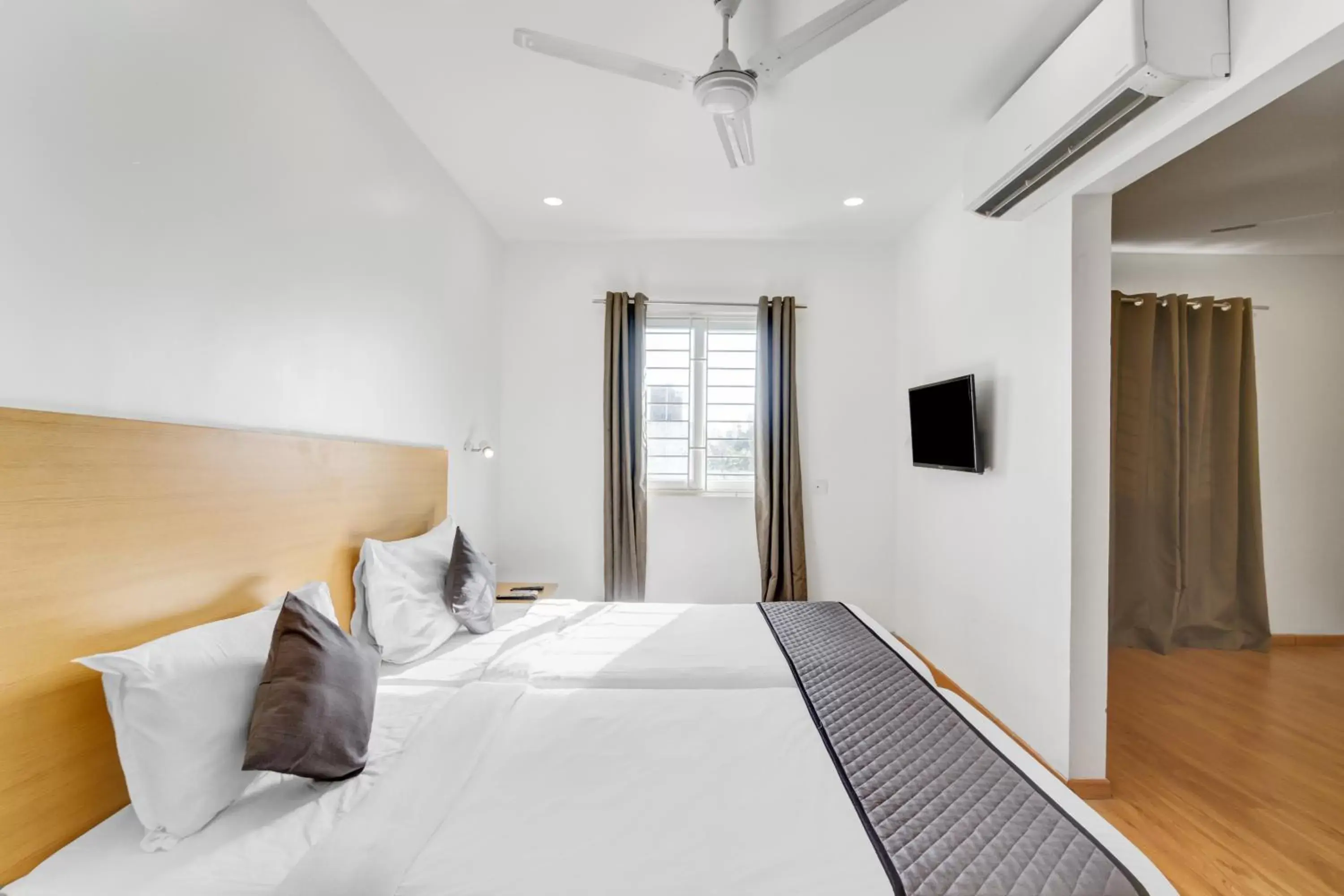 Communal lounge/ TV room, Bed in UPAR Hotels Thoraipakkam, OMR Communal lounge/ TV room, Bed in UPAR Hotels Thoraipakkam, OMR