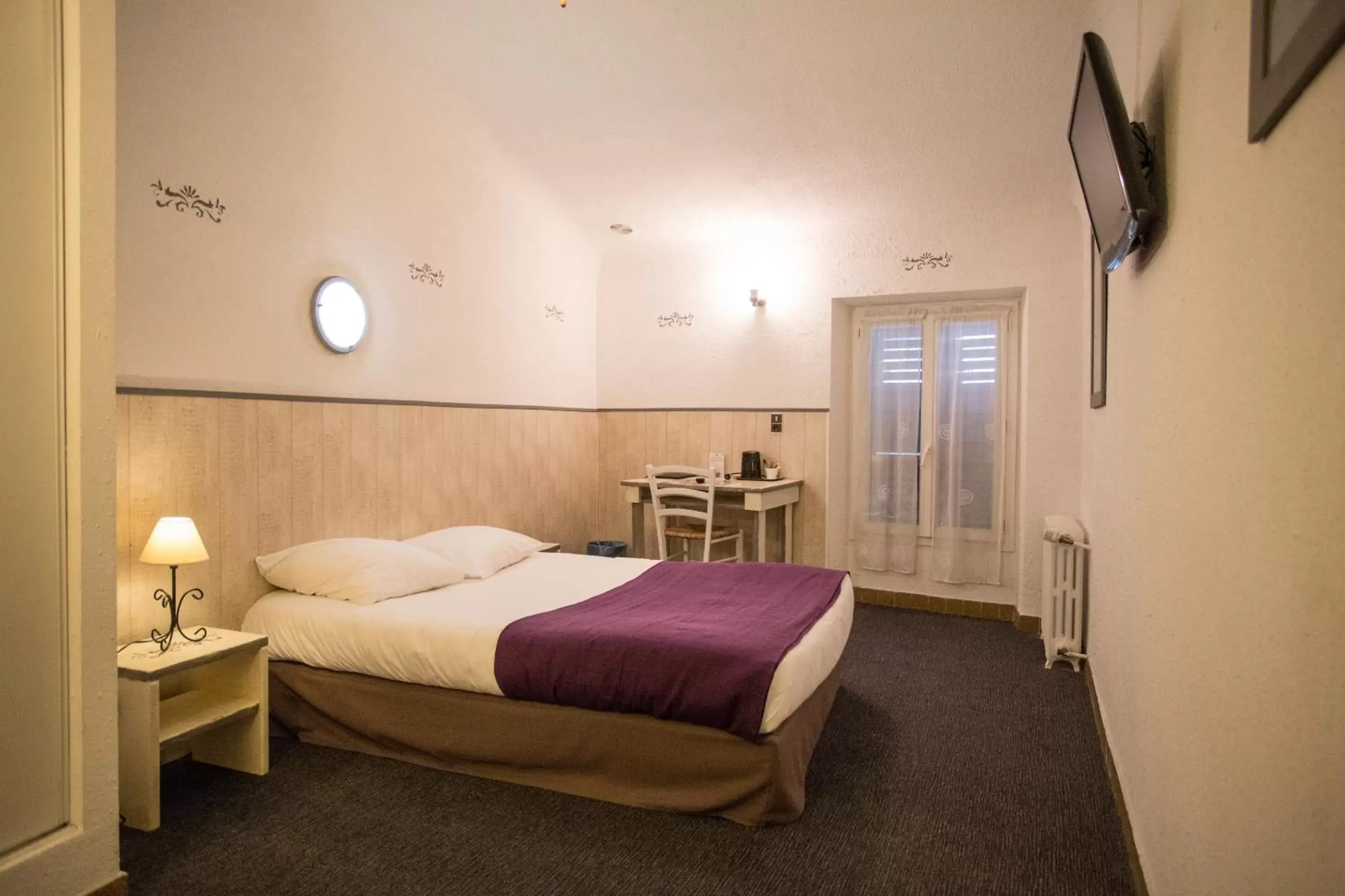 Bedroom, Bed in L'Hôtel du Terreau Logis de France