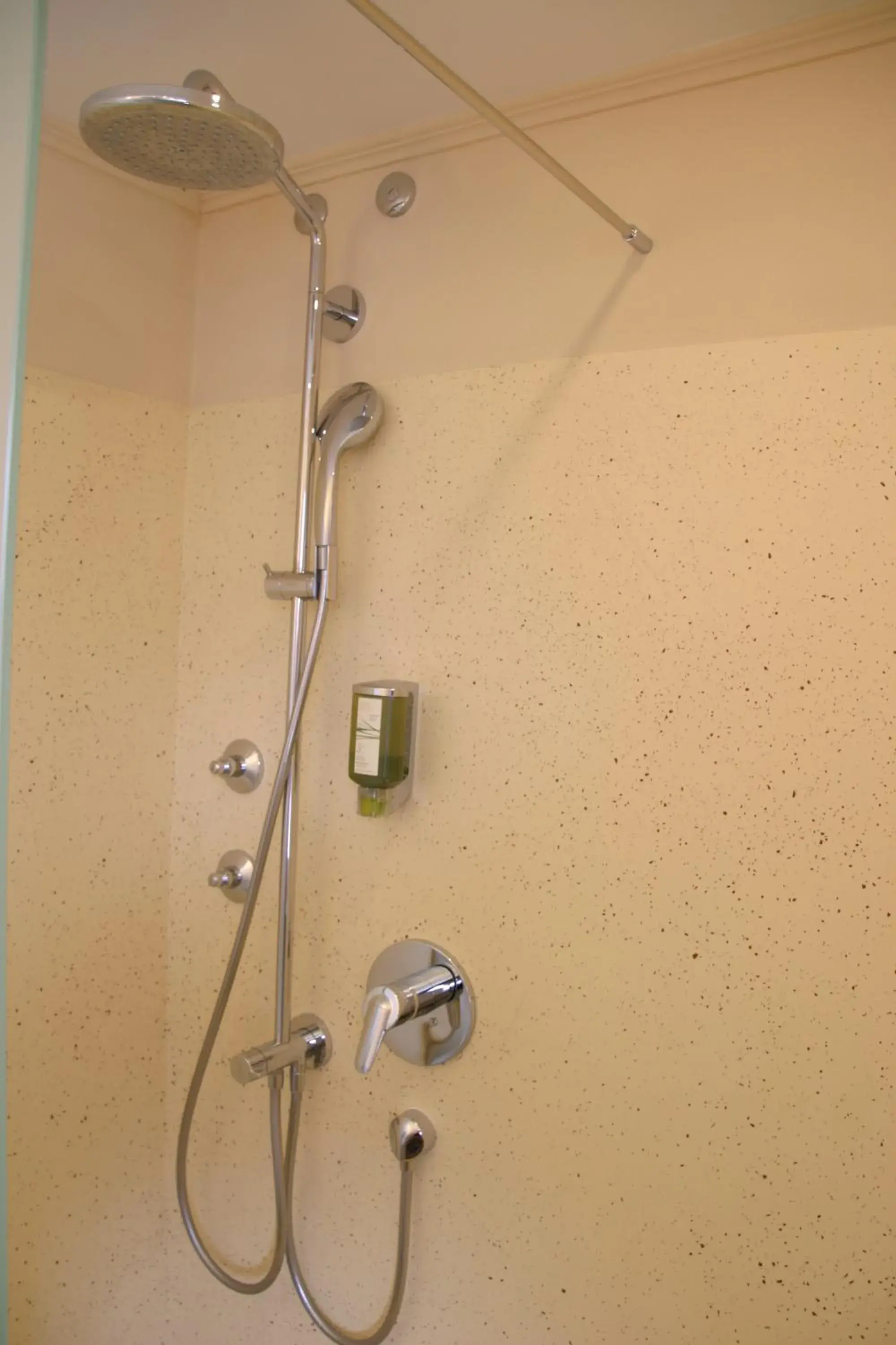 Shower, Bathroom in Hotel-Restaurant Bellevue