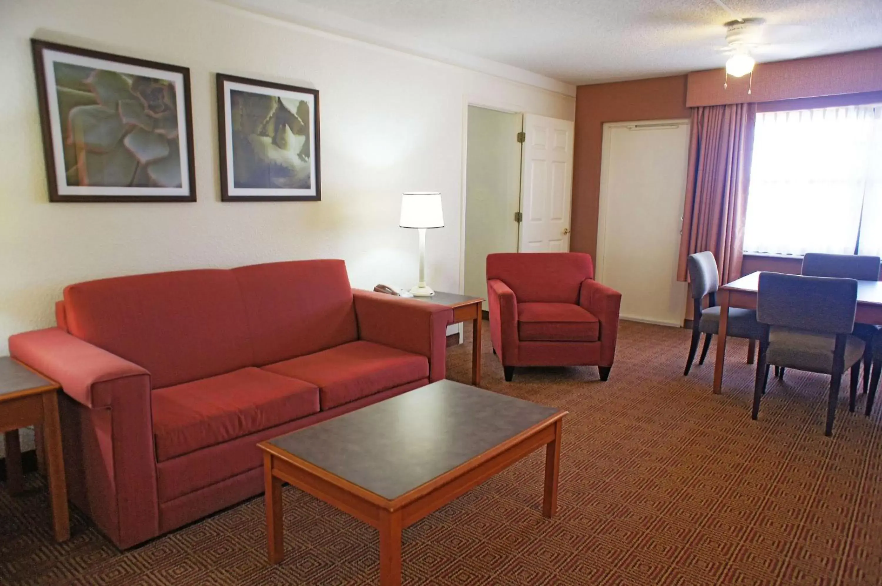 Photo of the whole room, Seating Area in La Quinta by Wyndham Coral Springs University Dr