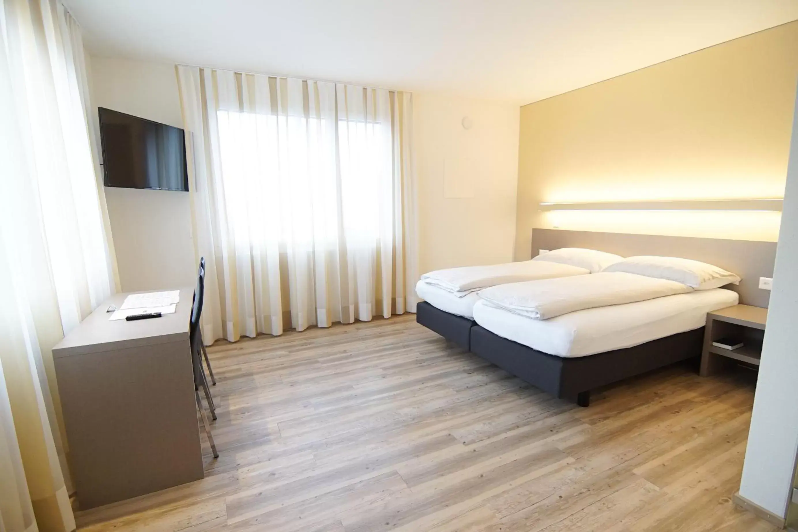 Day, Bed in Hotel am Kreisel: Self-Service Check-In Hotel