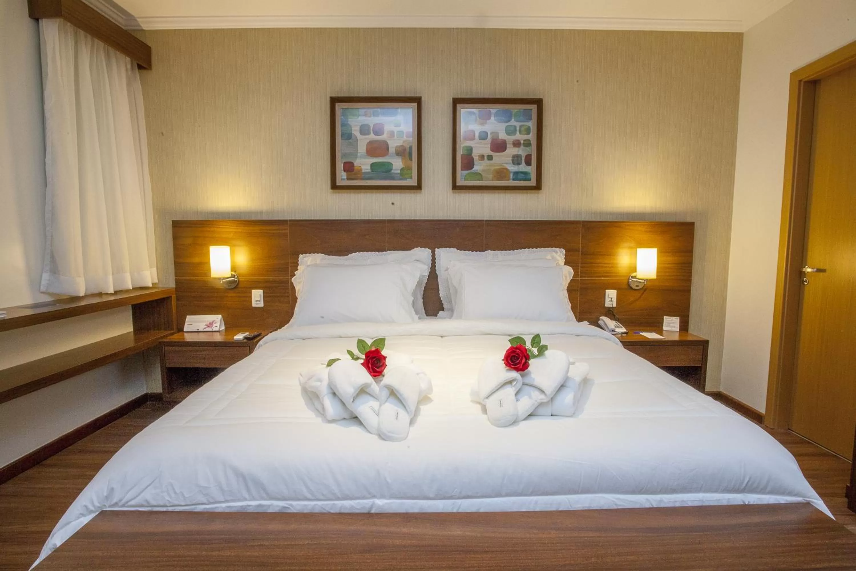 Photo of the whole room, Bed in São Carlos Marklin Suítes