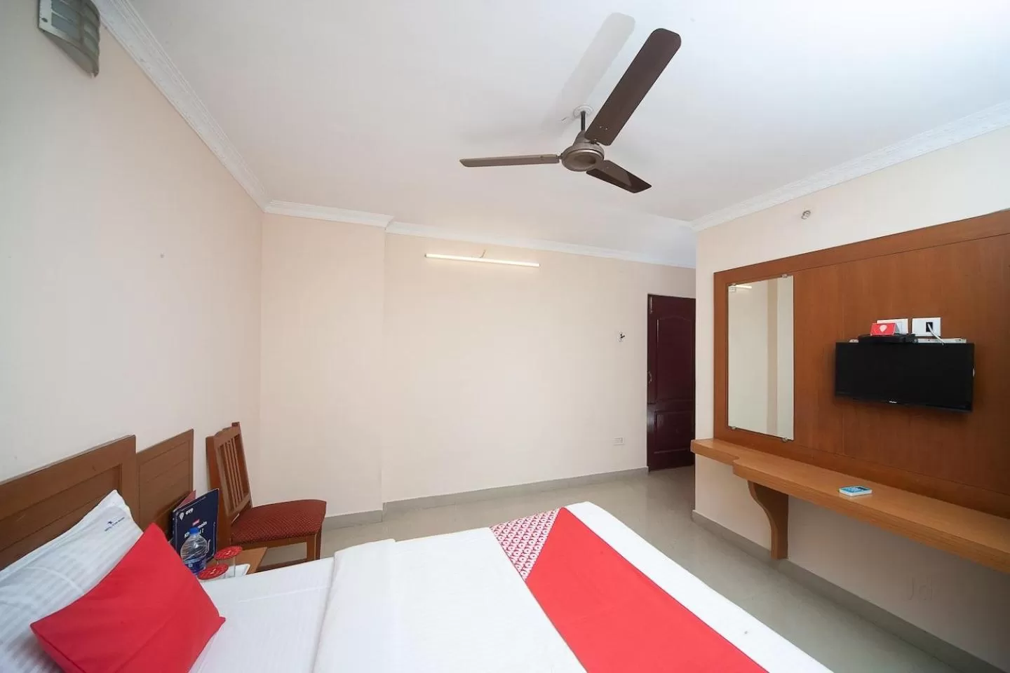 Photo of the whole room, Bed in Silver Cloud Hotel Sholinganallur
