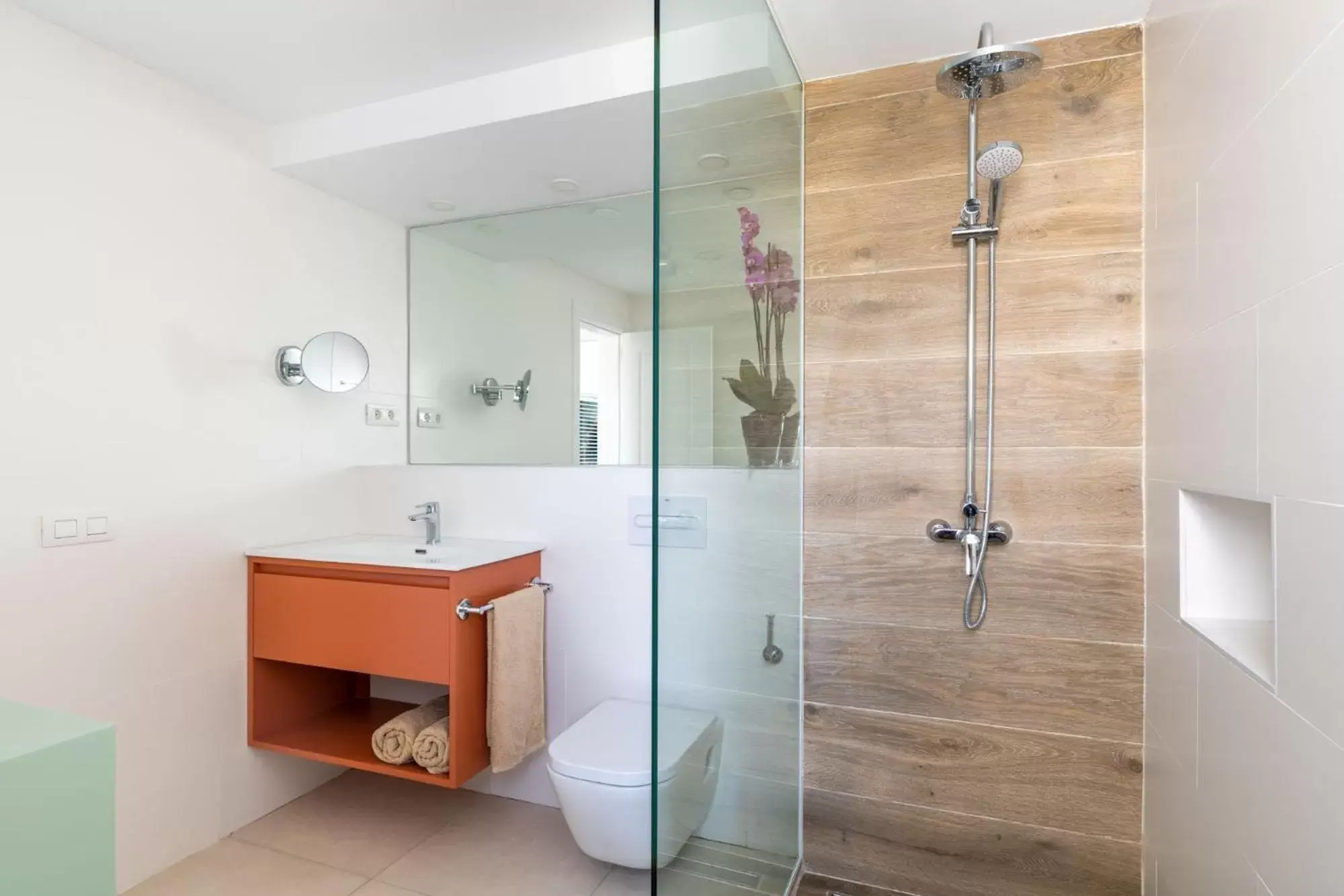 Bathroom in Nazaret Apartments