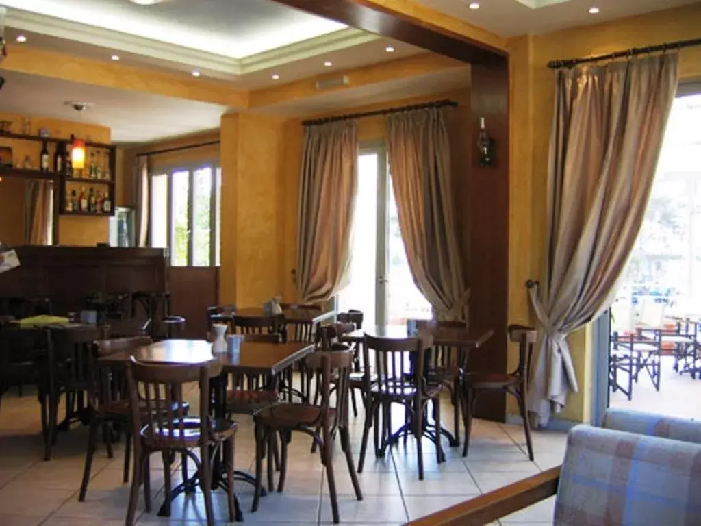 Lounge or bar, Restaurant/Places to Eat in IKAROS Hotel