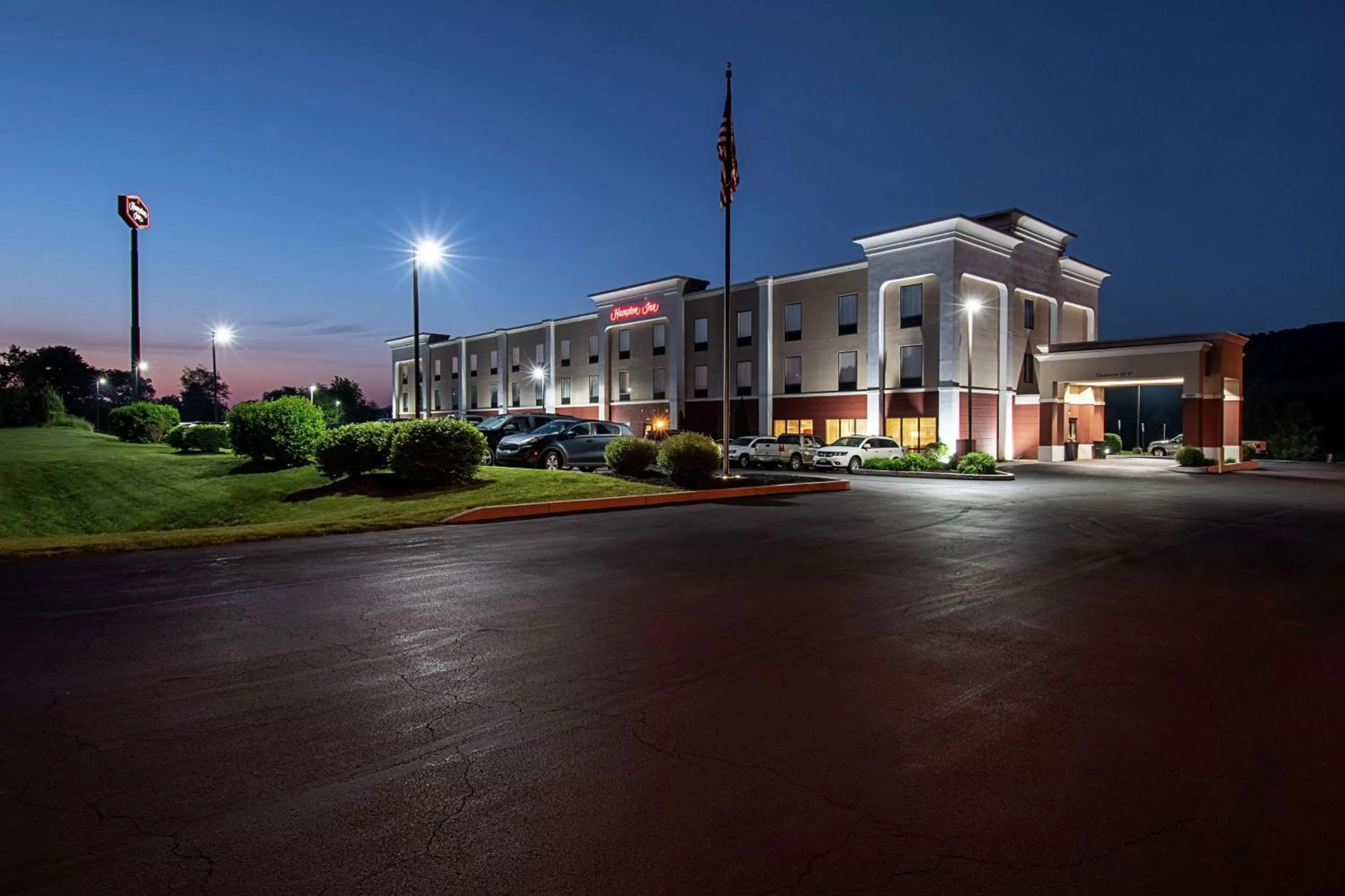 Property building in Hampton Inn Pine Grove