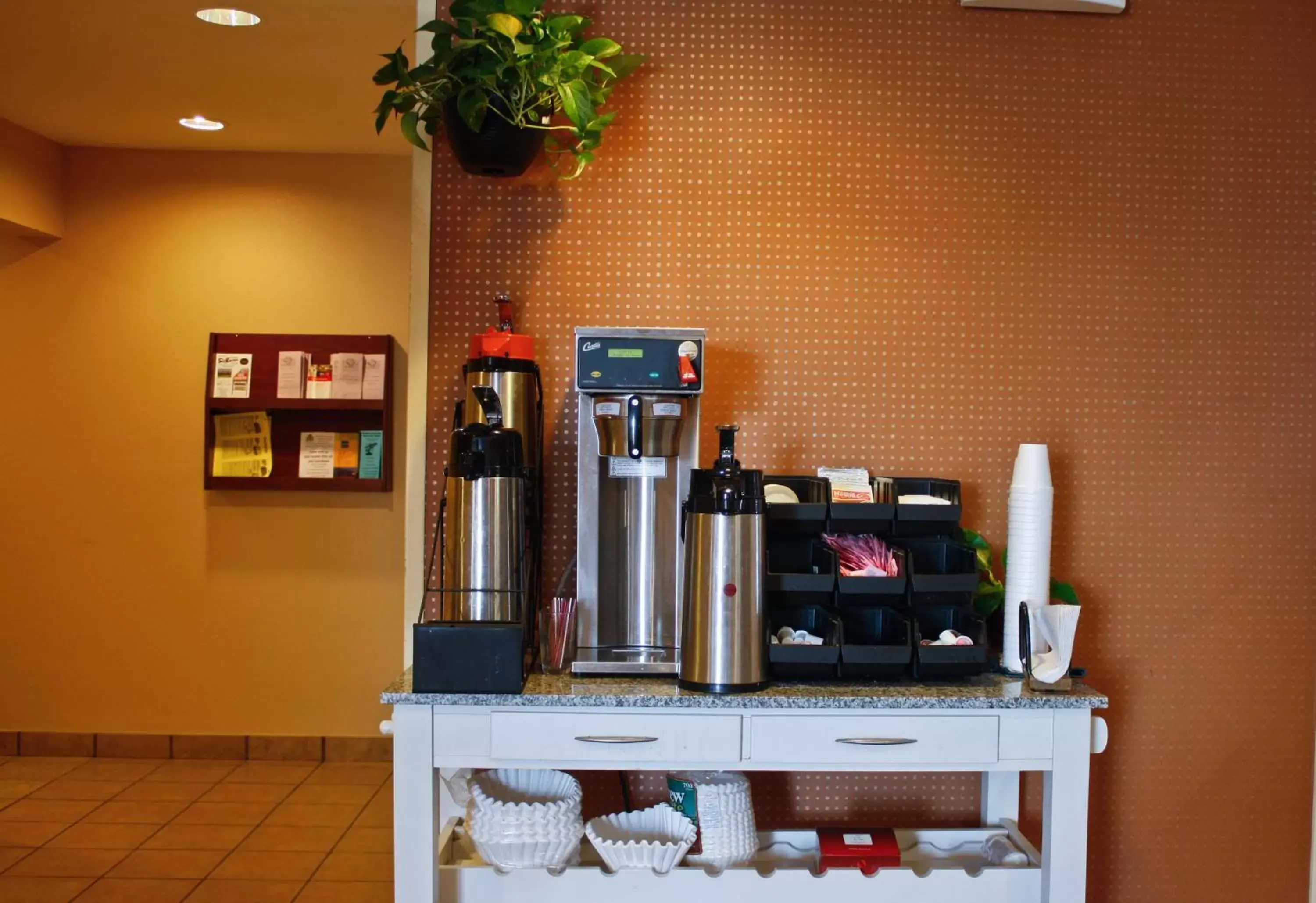 Coffee/tea facilities in Baymont by Wyndham Peoria