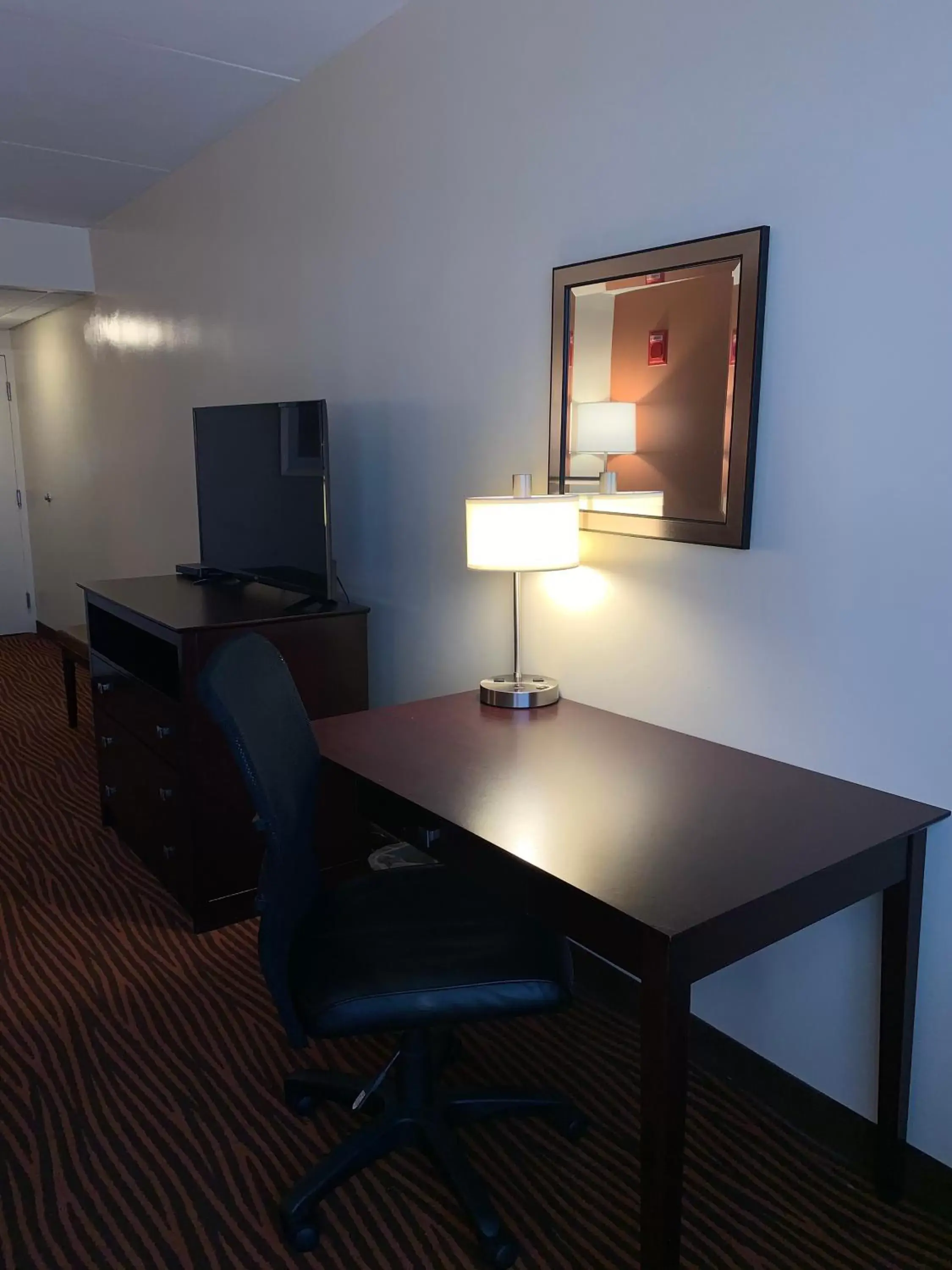 Living room, TV/Entertainment Center in Best Western Executive Hotel New Haven-West Haven